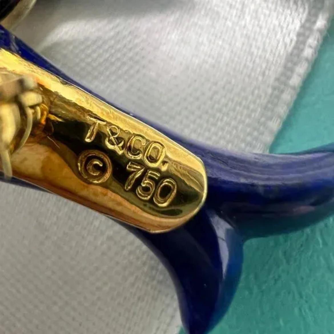 TIFFANY & CO. 18k Yellow Gold & Lapis Dolphin Pin Circa 1980s Vintage In Excellent Condition For Sale In Beverly Hills, CA