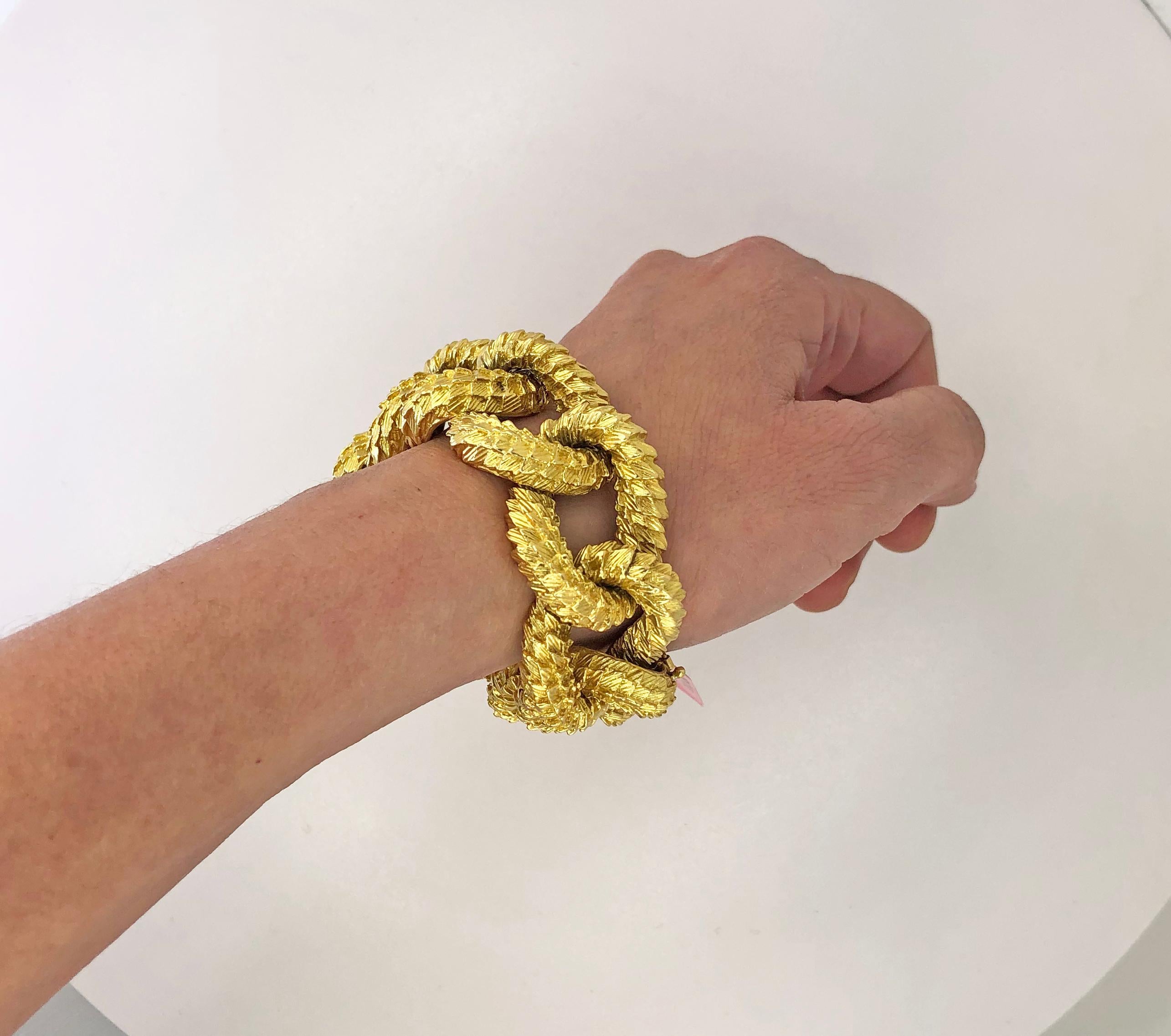 TIFFANY & Co. Gold Link Bracelet
Metal: 18k yellow gold
Gold weight approx. 91 dwt.
Measures approx. 8