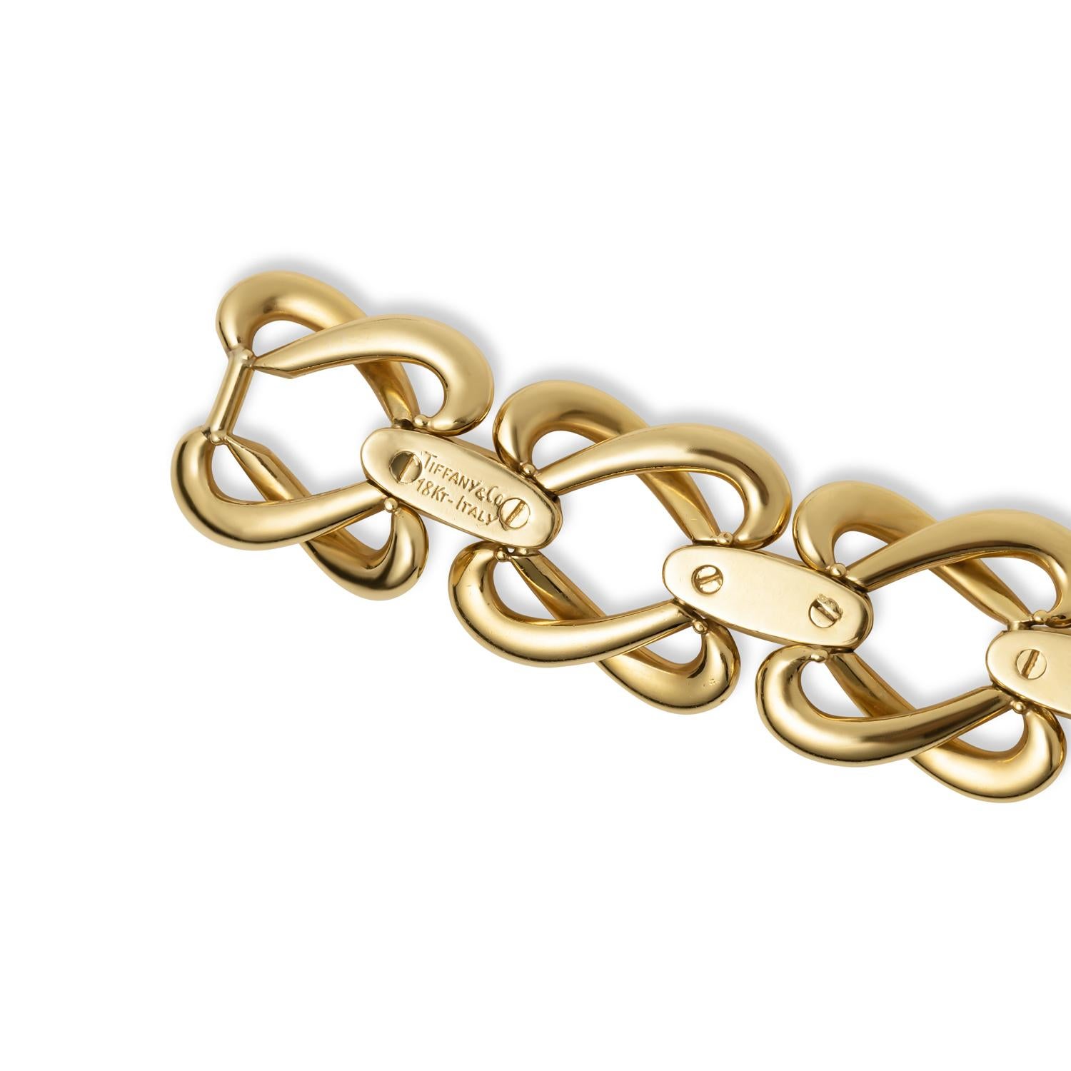 Der Inbegriff von Luxus: das Tiffany & Co. 18K Yellow Gold Link Bracelet. Dieses Meisterwerk der Juwelierkunst ist eine Verschmelzung von Eleganz und Handwerkskunst, die dazu bestimmt ist, ein geschätzter Teil Ihrer Sammlung zu werden.

Gefertigt