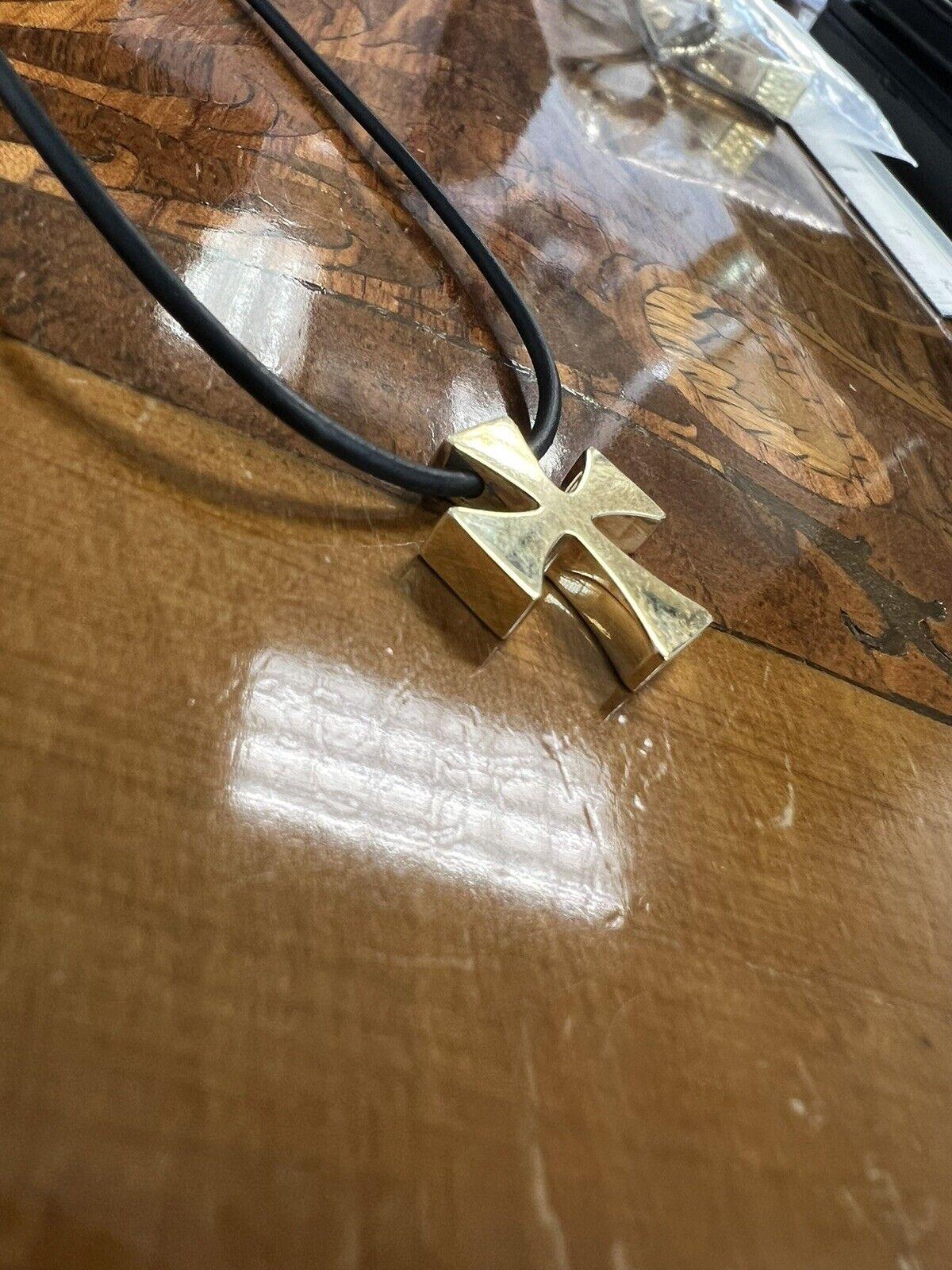 iffany & Co. 18k Yellow Gold Maltese Cross Necklace Vintage

Here is your chance to purchase a beautiful and highly collectible designer necklace
.      
[Brand]
Tiffany&Co.

[Material]
18K/750/Yellow Gold/
Unknown

[Weight]
11.1g

[Size]
Necklace