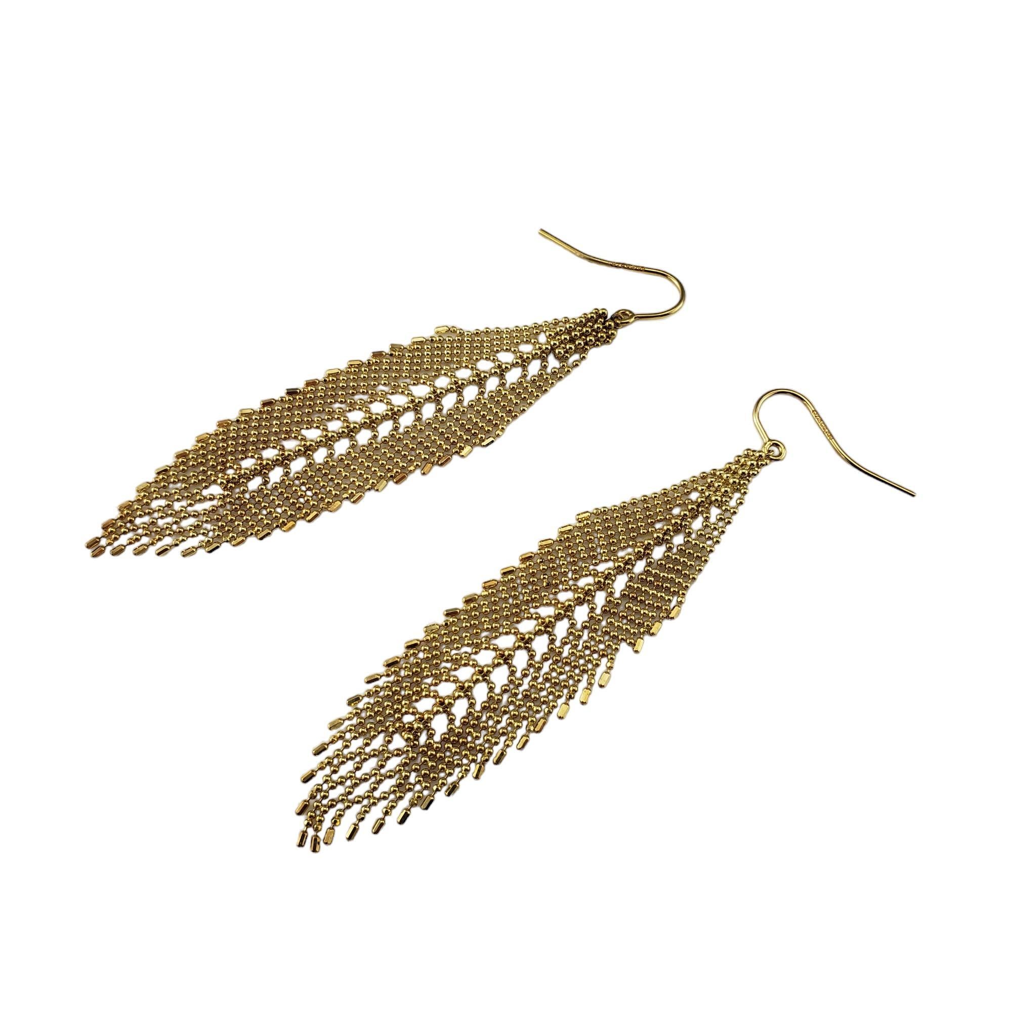 Vintage Tiffany & Co. 18K Yellow Gold Mesh Fringe Dangle Earrings-

These elegant dangle mesh earrings are crafted in beautifully detailed 18K yellow gold by Tiffany & Co.

Size: 3.1 inches

Hallmark: T&CO.  750

Weight: 5.7 dwt./8.8 gr.

Very good