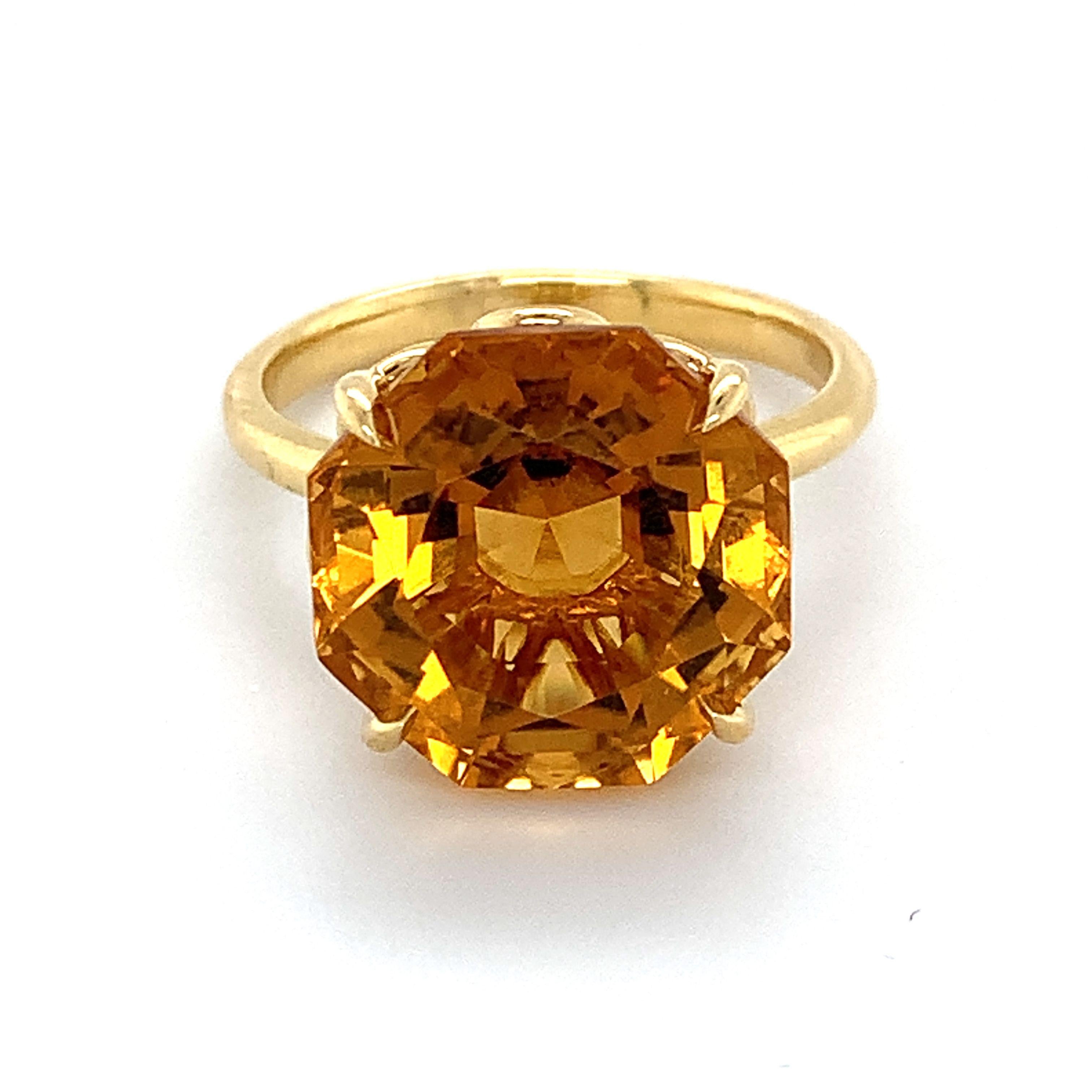 18k Yellow Gold Tiffany & Co Citrine Solitaire Ring
Ring Size 7
5.2 Grams
13MM Citrine
This is a beautiful Tiffany solitaire showing off this bright center. If you have any questions or concerns please message me and I will get back to you as soon