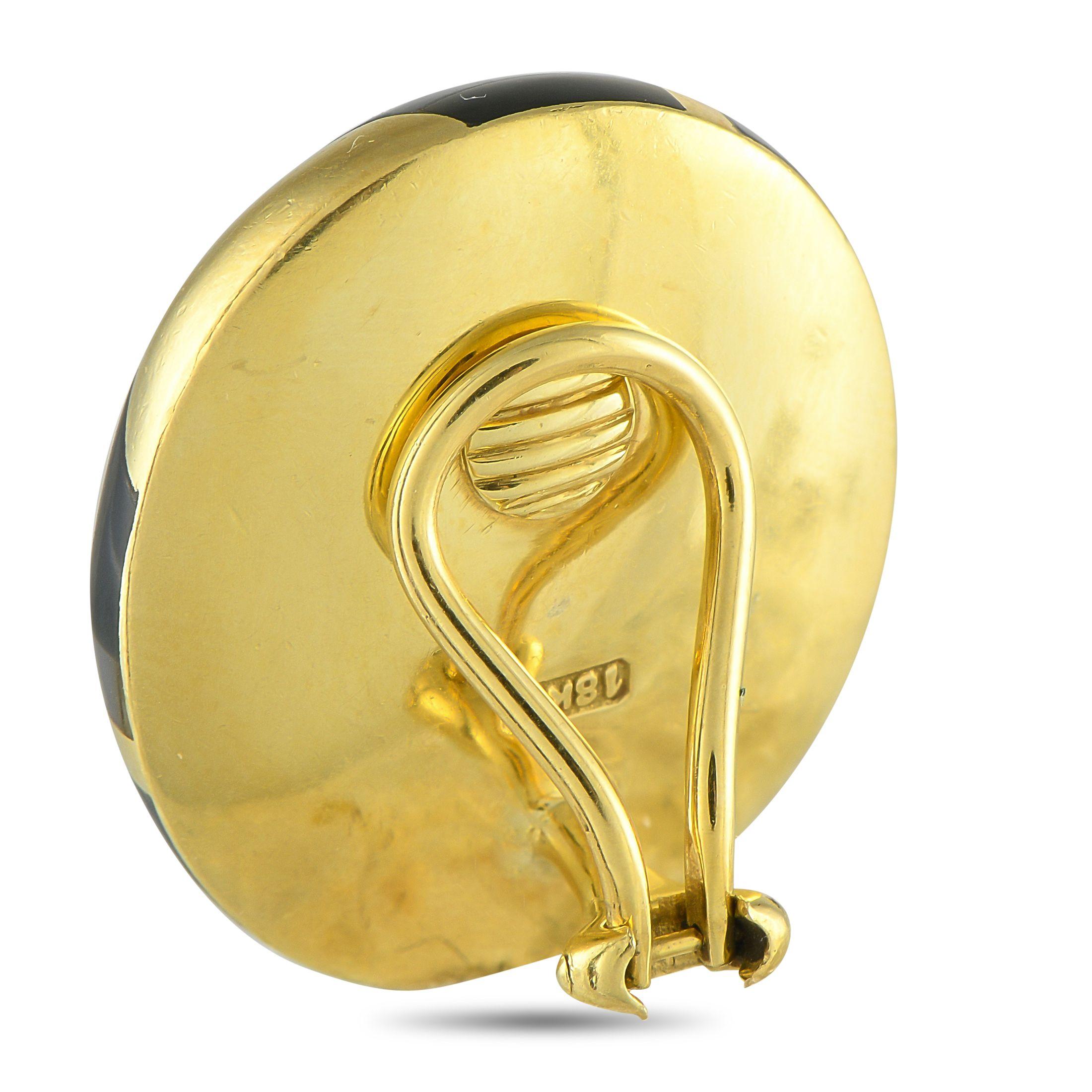 Un design moderne et géométrique rend ces boucles d'oreilles Tiffany & Co. incontournables. L'onyx et la nacre contrastent magnifiquement dans un motif en chevron, tandis que les accents en or jaune 18 carats apportent la touche finale parfaite.