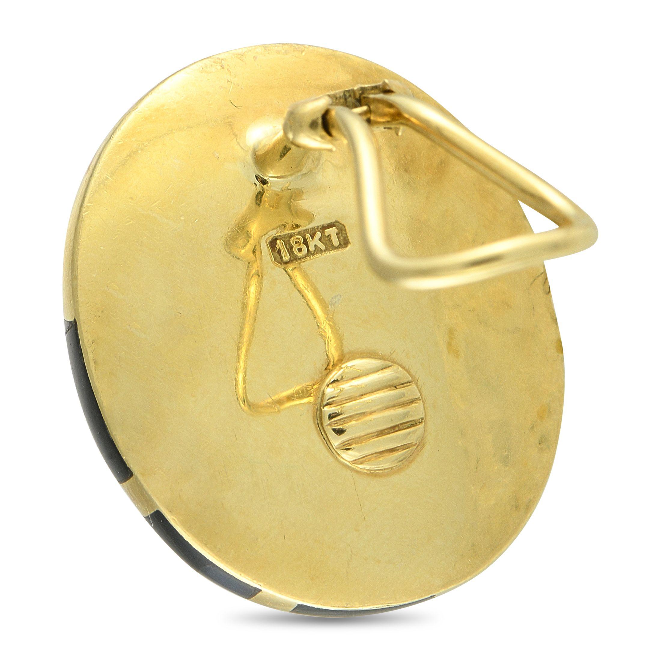 Boucles d'oreilles clips en or jaune 18K avec onyx et nacre Excellent état - En vente à Southampton, PA