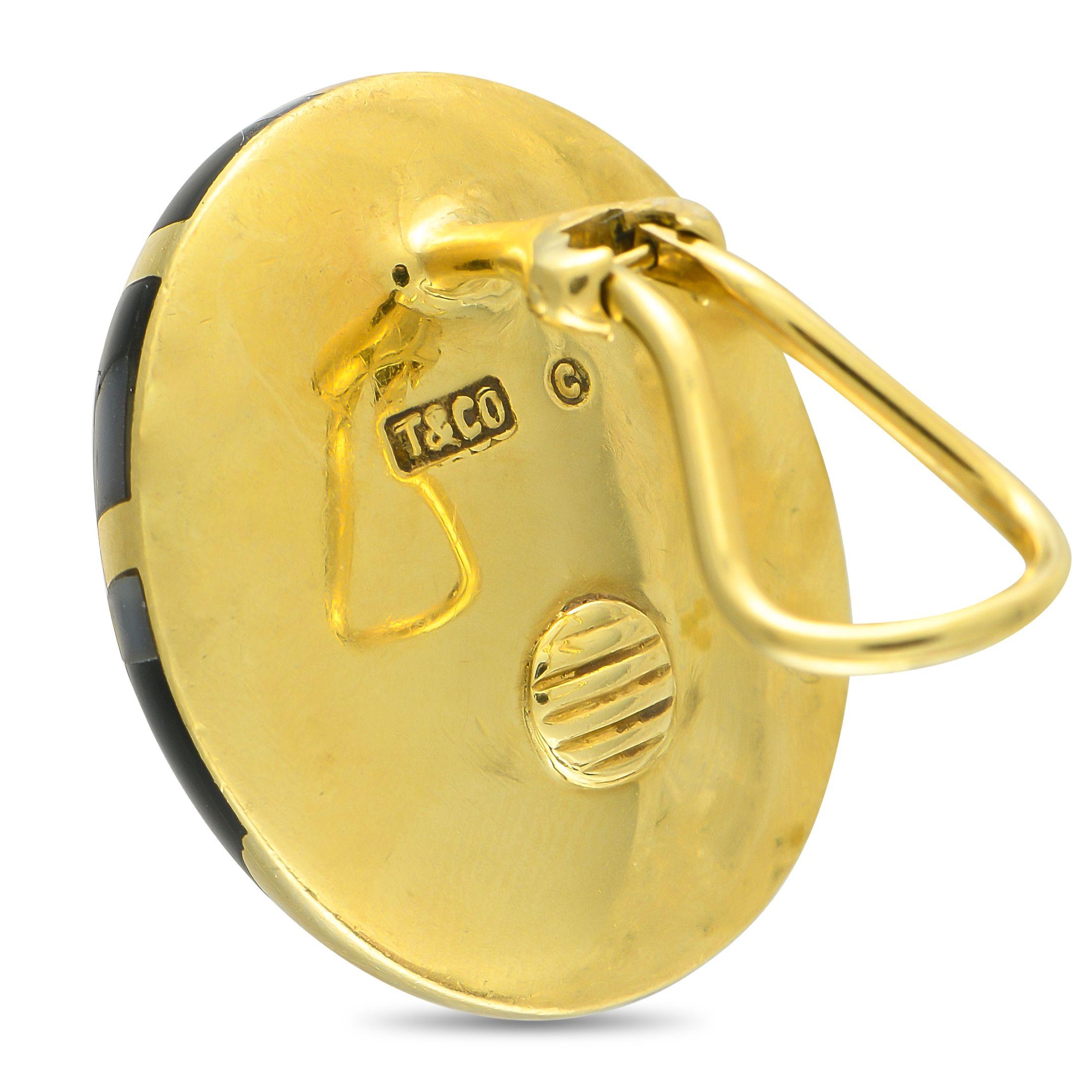 Boucles d'oreilles clips en or jaune 18K avec onyx et nacre Pour femmes en vente