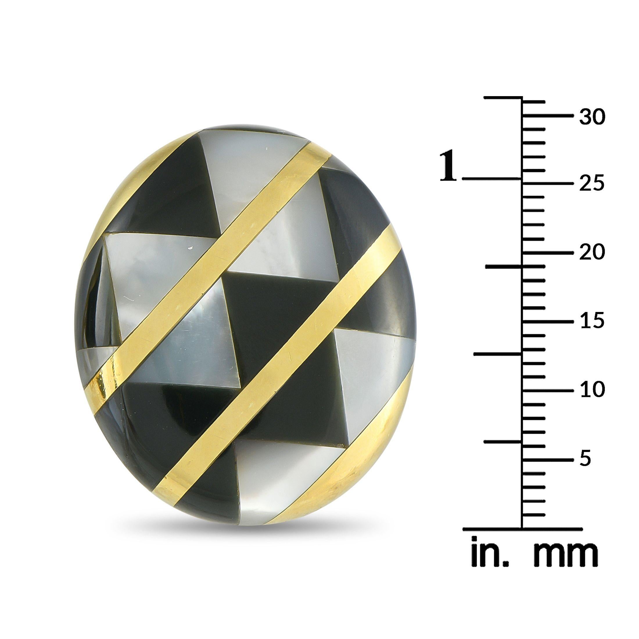 Boucles d'oreilles clips en or jaune 18K avec onyx et nacre en vente 1