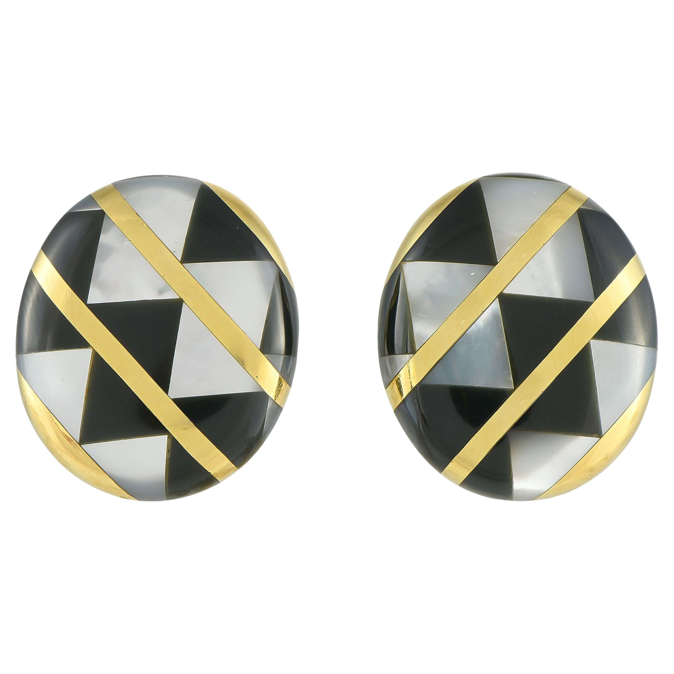 Boucles d
oreilles clips en or jaune 18K avec onyx et nacre en vente