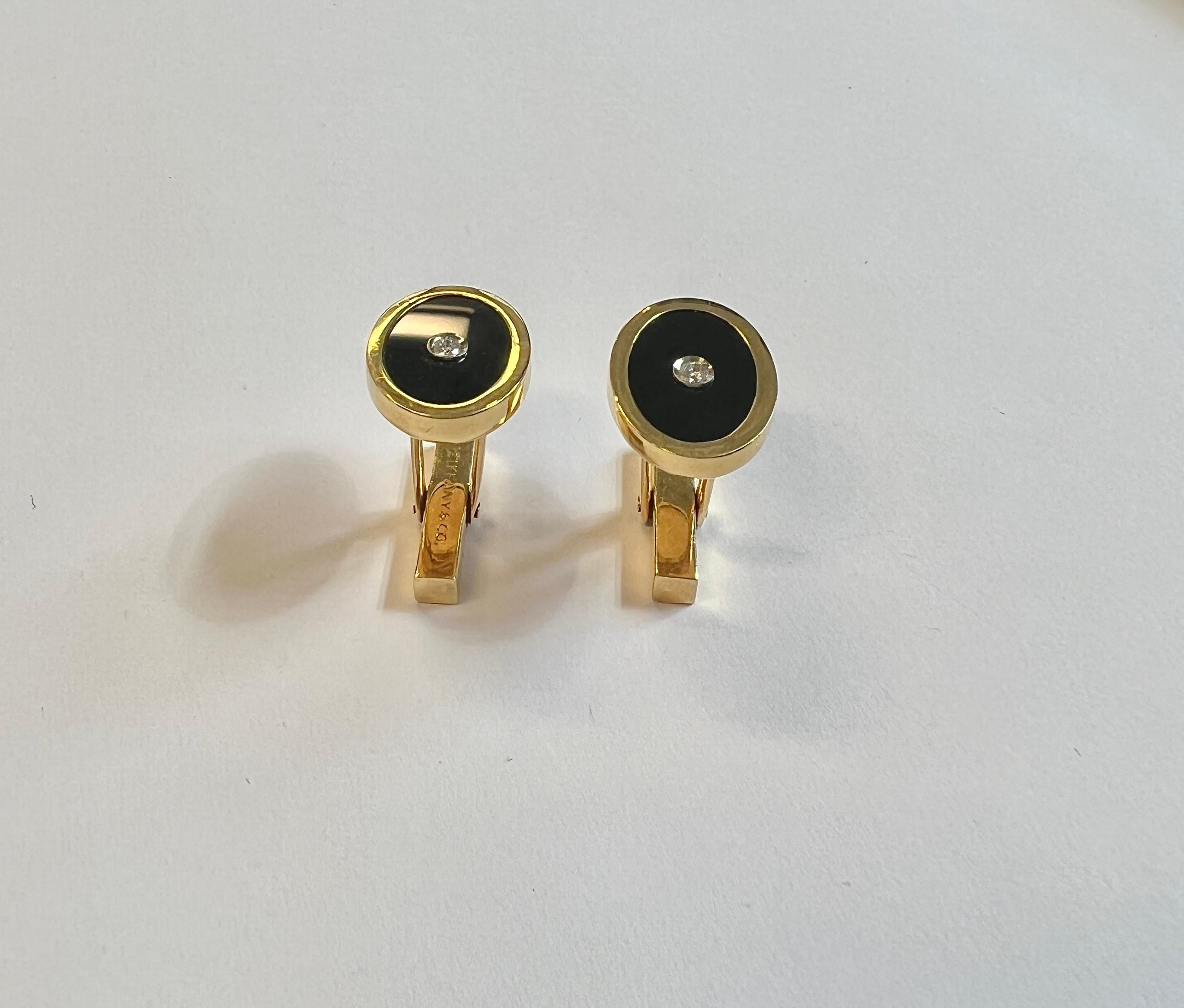 TIFFANY & Co. - 18K YELLOW GOLD OVAL BLACK ONYX + DIAMOND CUFFLINKS

Details:
18k yellow gold
Cuffs measure: 3/4