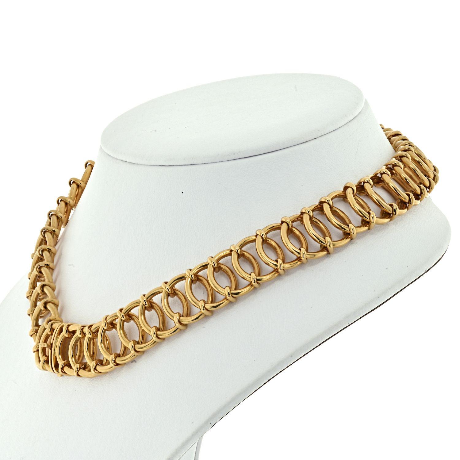 Women love gold chains and gold necklaces!
They like to mix and match them with their daily wardrobe. So if there is one thing you need to give her on a special occasion, give her this original Tiffany & Co yellow gold open link necklace. It is made