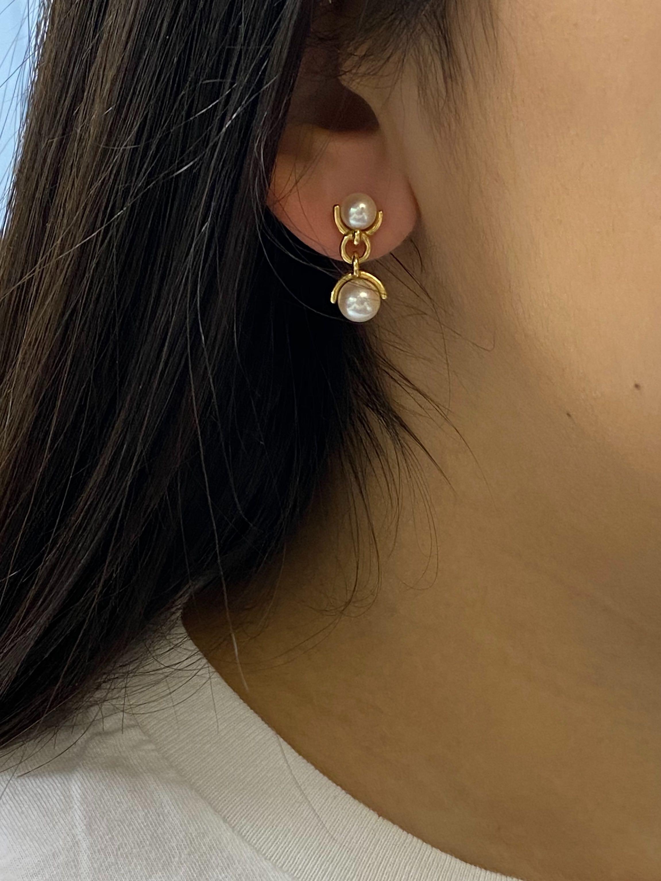 Round Cut Tiffany & Co. 18 Karat Yellow Gold Pearl Drop Earrings 2 Pearls Dangle
