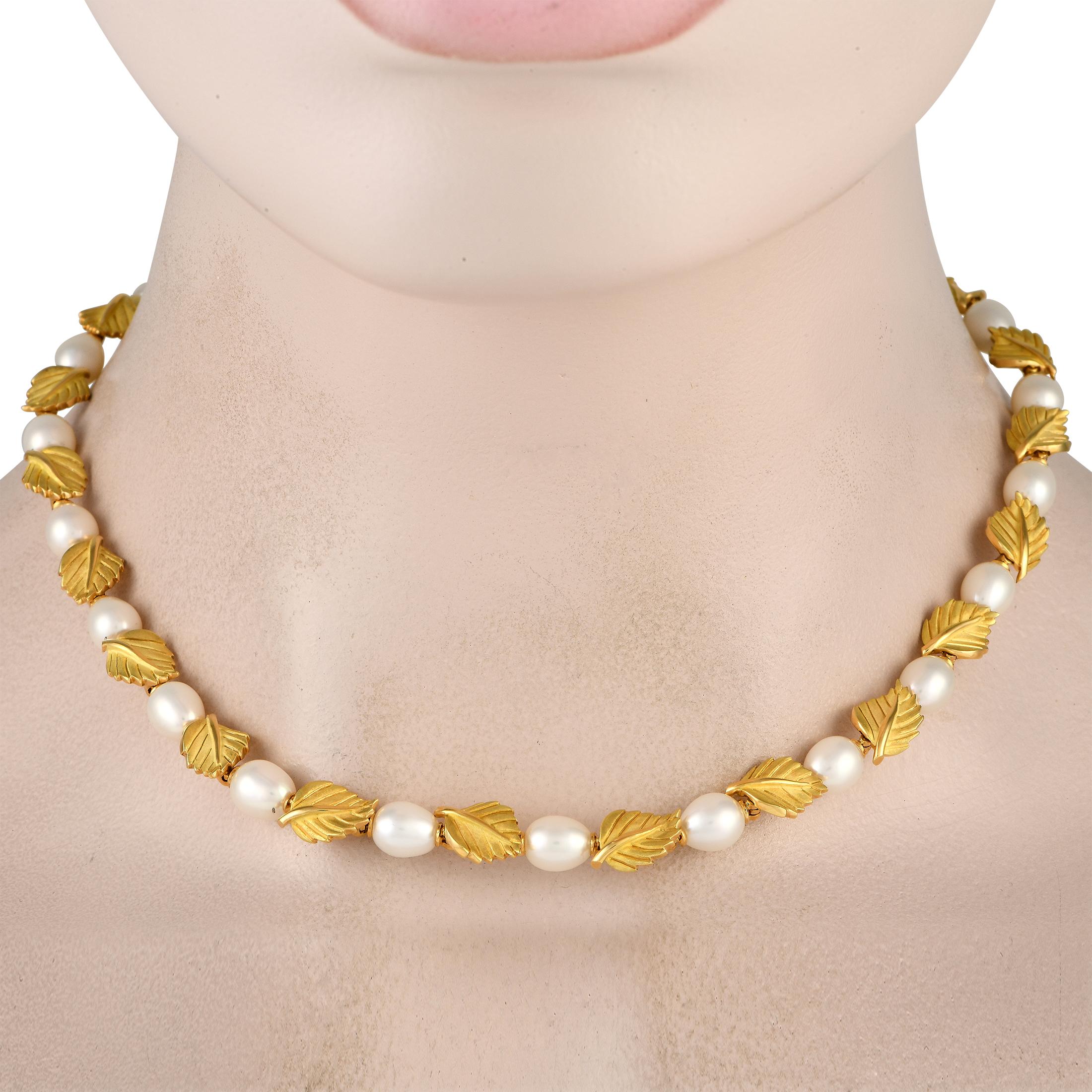 This pearl and leaf choker necklace from Tiffany & Co. will surely add a lot of charm to any outfit. It features a continuous row of alternating white pearl and sculpted leaf-shaped links in yellow gold. The necklace measures 17 inches long and has