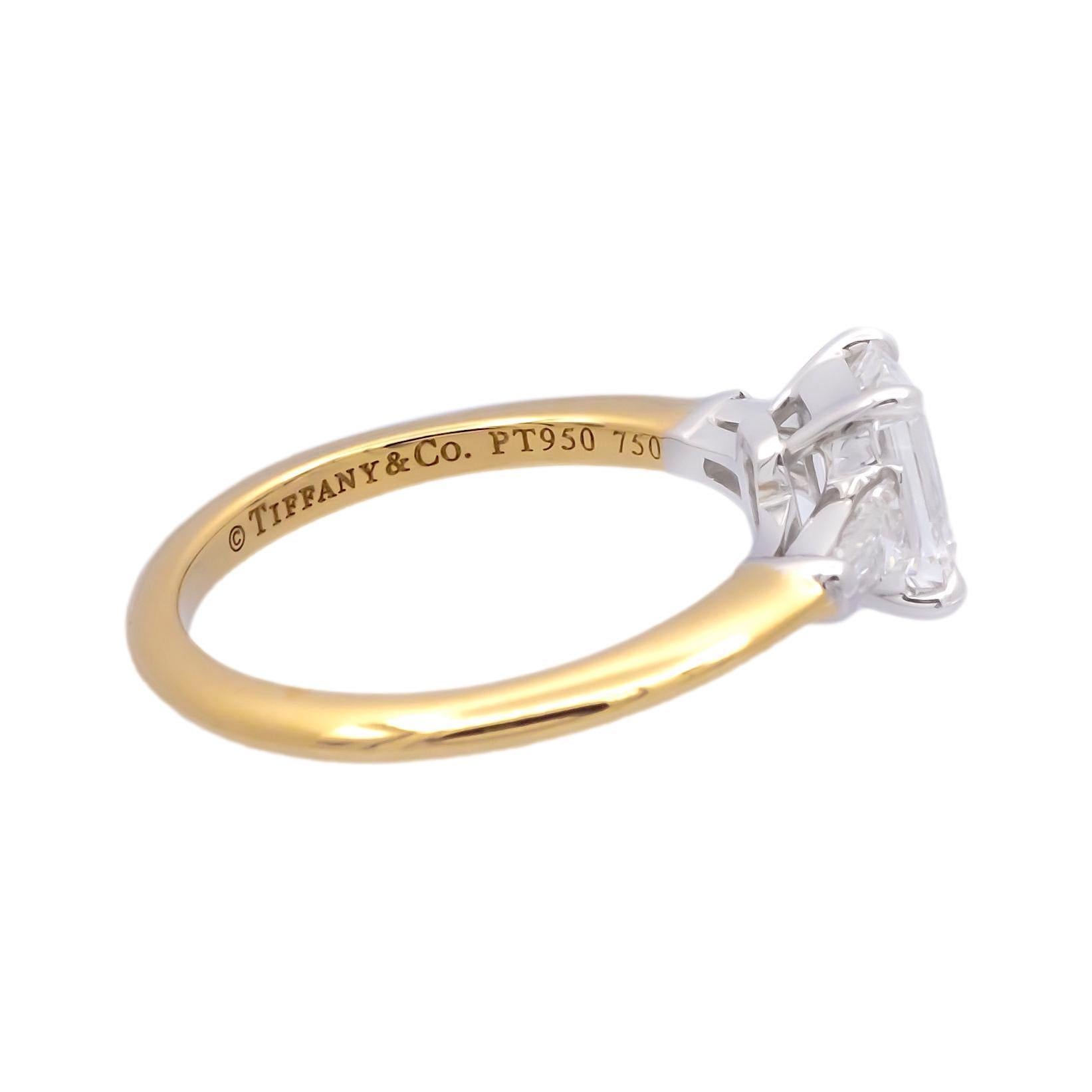 Tiffany & Co. Bague de fiançailles en or jaune 18 carats, taille émeraude 1,16 carat poids total EVVS2 Bon état - En vente à New York, NY