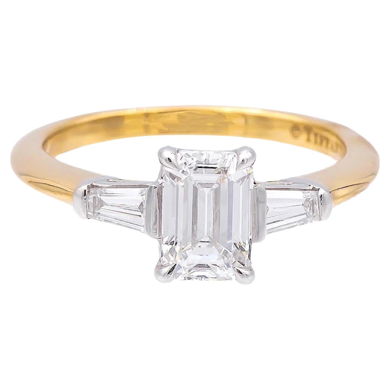 Tiffany & Co. Bague de fiançailles en or jaune 18 carats, taille émeraude 1,16 carat poids total EVVS2 en vente