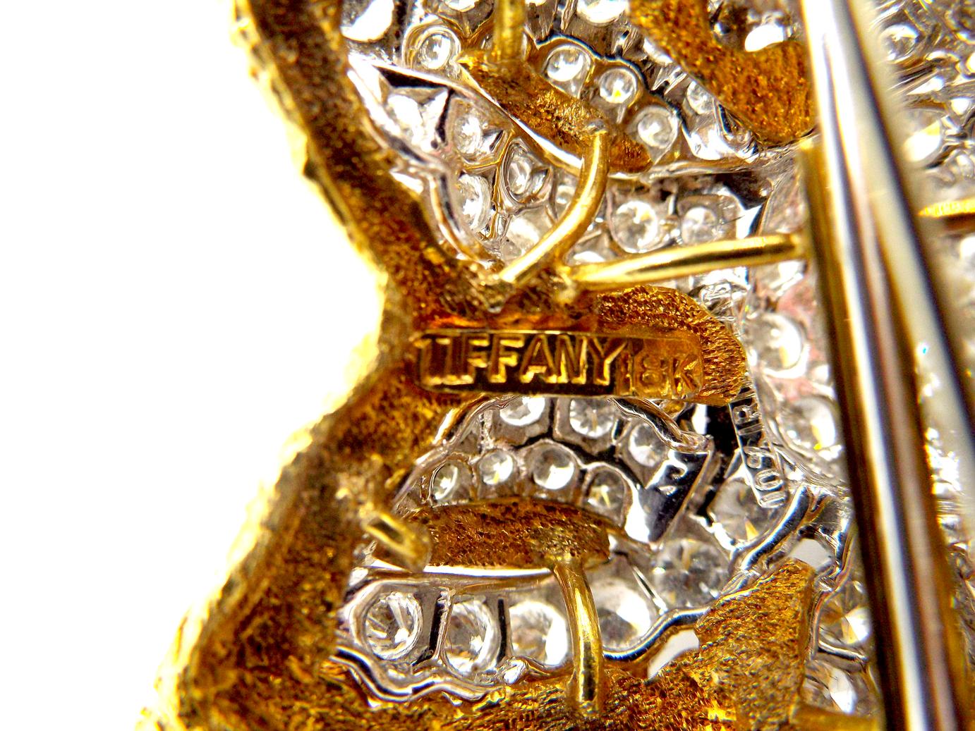 Taille ronde Tiffany & Co. Broche fleur en or jaune 18 carats, platine et diamants en vente