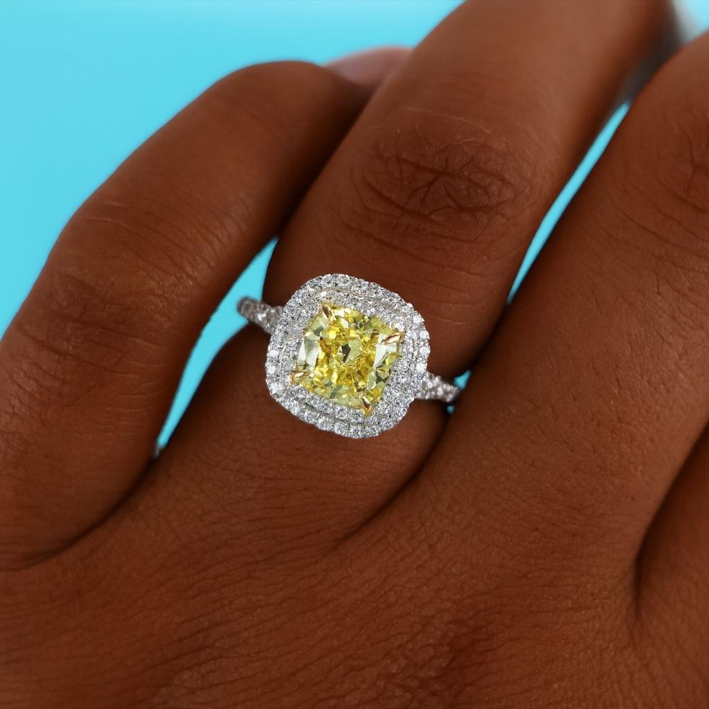 Taglio cuscino Anello Tiffany & Co. in oro giallo 18k e platino con diamante giallo intenso Fancy in vendita