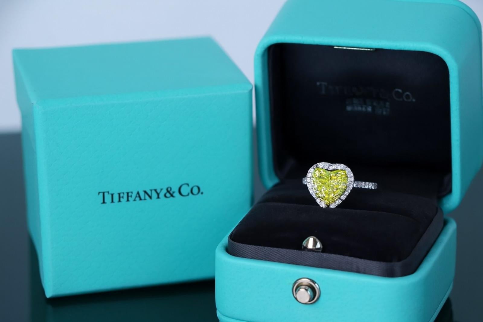 Taille cœur Tiffany & Co. Or jaune 18K et platine, diamant de cœur jaune vif fantaisie en vente