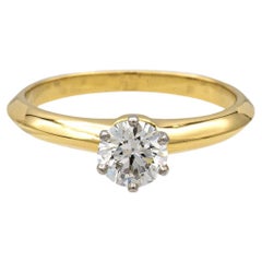 Tiffany & Co. Bague de fiançailles en or jaune 18K et platine avec diamant rond .47Ct HVS2