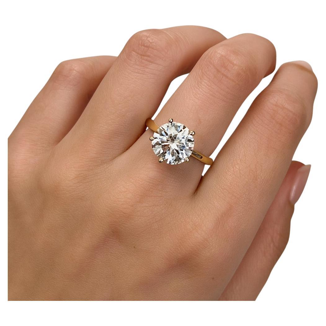 Tiffany & Co. Bague de fiançailles solitaire ronde en or jaune 18k et platine

Cette exquise bague de fiançailles Tiffany & Co. est réalisée en or jaune 18 carats et en platine, pesant 5 grammes.
La pièce maîtresse est un magnifique diamant rond de