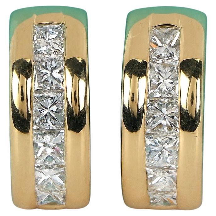 Pendientes de aro de diamantes talla princesa en oro amarillo de 18 quilates Tiffany & Co.

Un sofisticado par de pendientes de aro Tiffany & Co., bellamente elaborados en oro amarillo macizo de 18 quilates y engastados con diamantes talla princesa