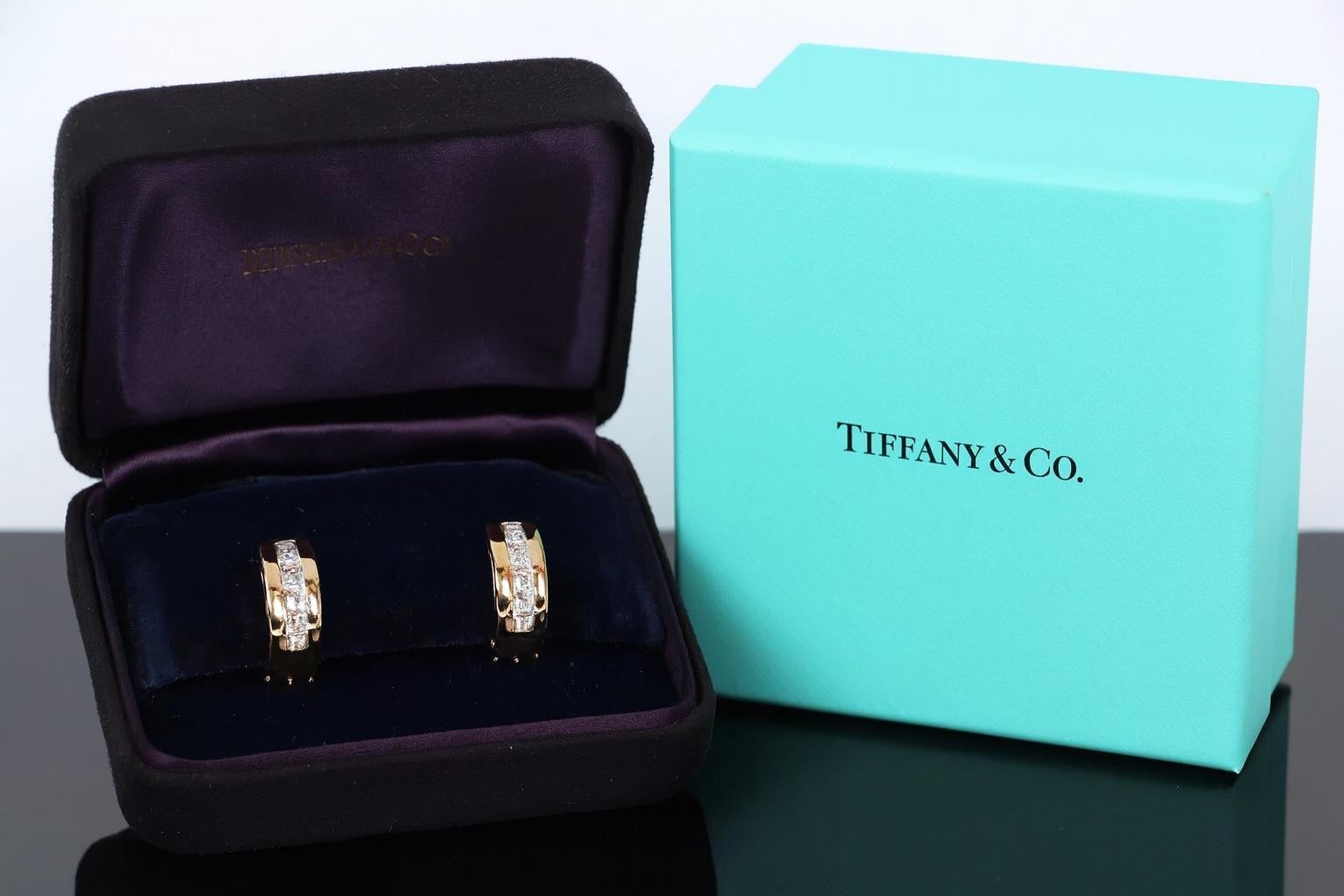 Pendientes de aro de diamantes talla princesa en oro amarillo de 18 quilates Tiffany & Co. en Excelente estado para la venta en Chicago, IL