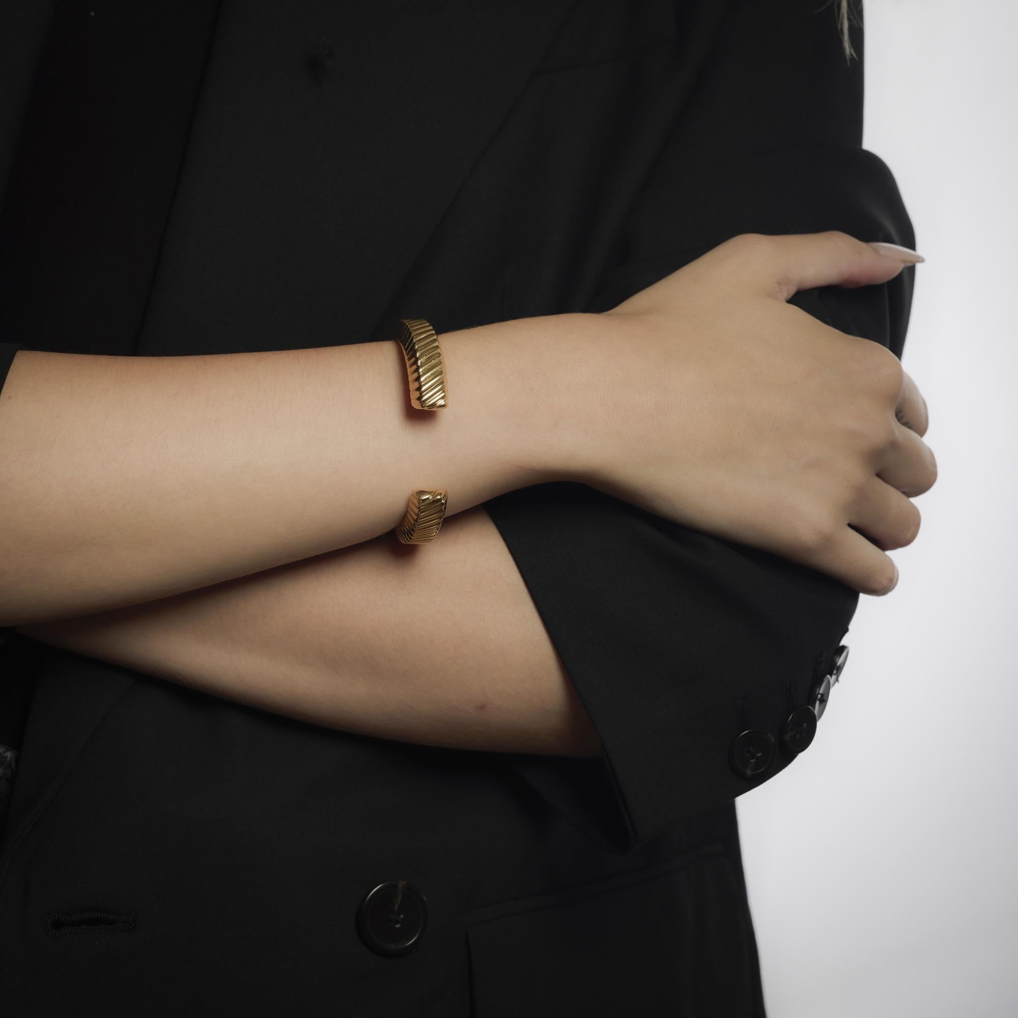 This vintage Tiffany & Co. bracelet from 1998 is crafted in luxurious 18k yellow gold, offering a substantial weight and a smooth, polished finish. Its classic design reflects the brand’s timeless style, while the solid construction ensures both