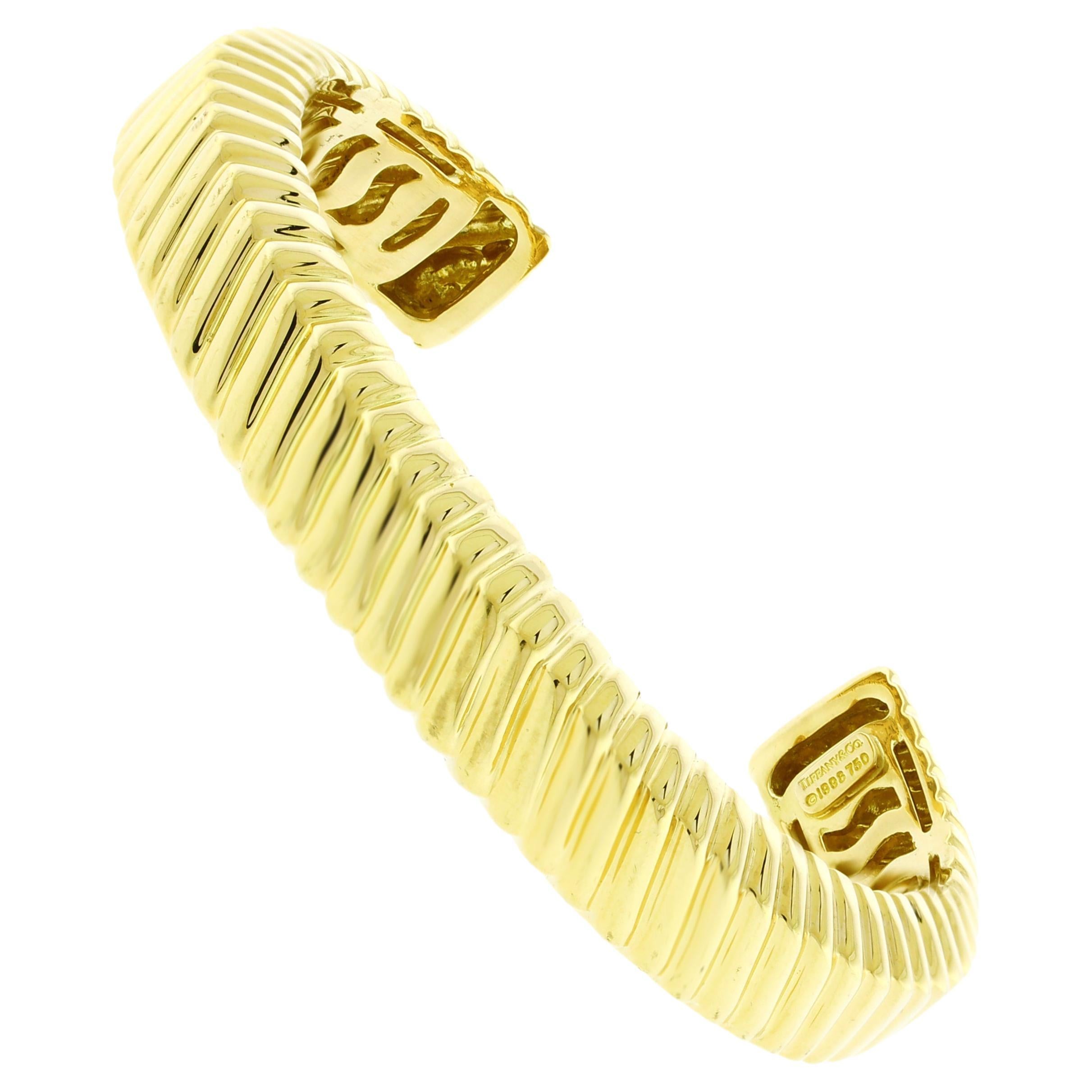 Tiffany & Co. 18K Gelbgold Geripptes Manschettenarmband im Angebot