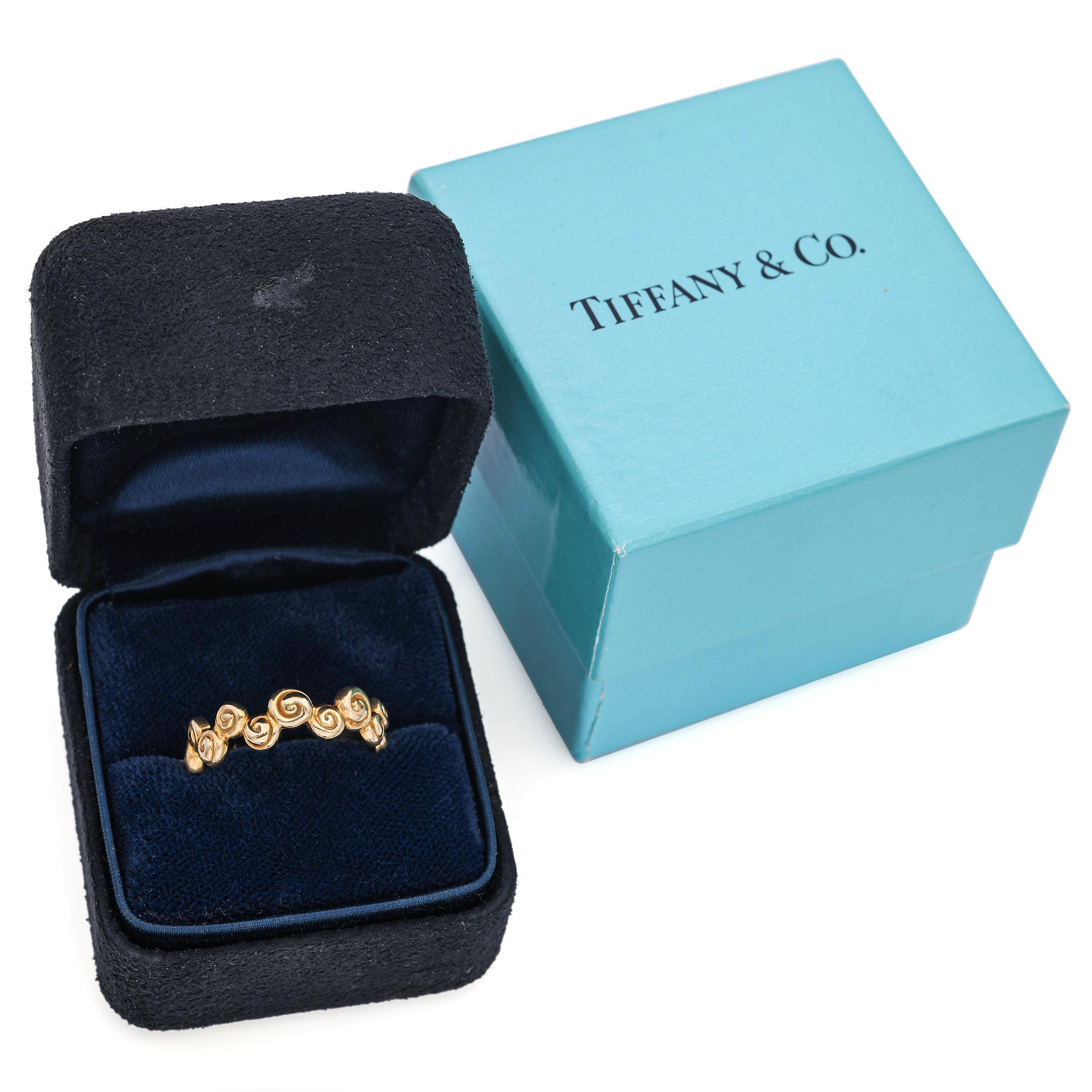 Tiffany & Co. Bague en or jaune 18k avec tourbillon en forme de bouton de rose. Cette élégante bague est réalisée en or jaune 18 carats massif, avec un motif sculptural en forme de tourbillon qui ressemble à un bouton de rose en fleur. Les courbes