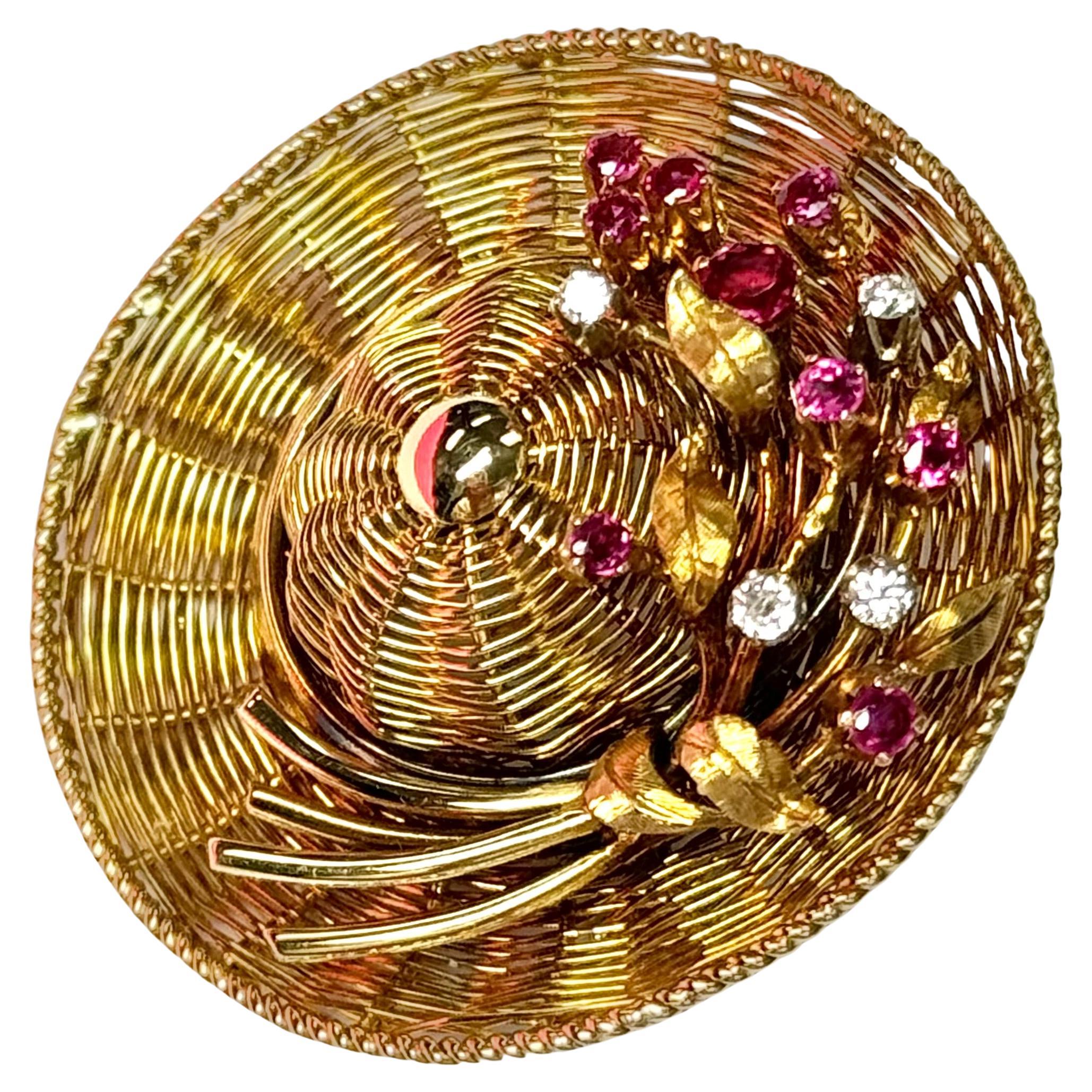Raro broche antiguo Tiffany & Co. de oro amarillo de 18 quilates con detalles de diamantes y rubíes. El exquisito y caprichoso diseño del sombrero está magistralmente elaborado en un rico diseño tejido dorado, y delicadamente adornado con flores de