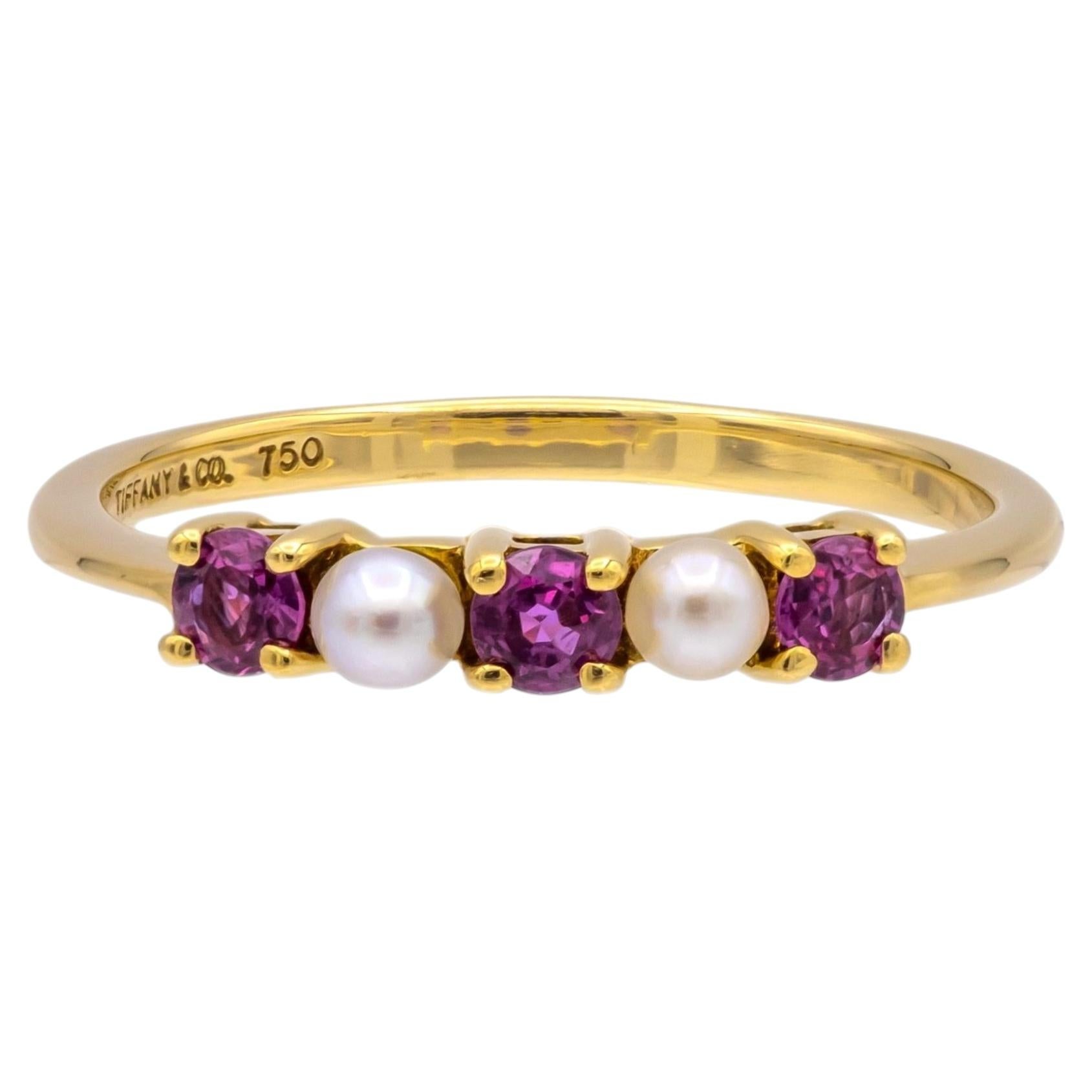 Tiffany & Co. Ring aus 18-karätigem Gelbgold mit fünf Rubinen und Perlen, Vintage