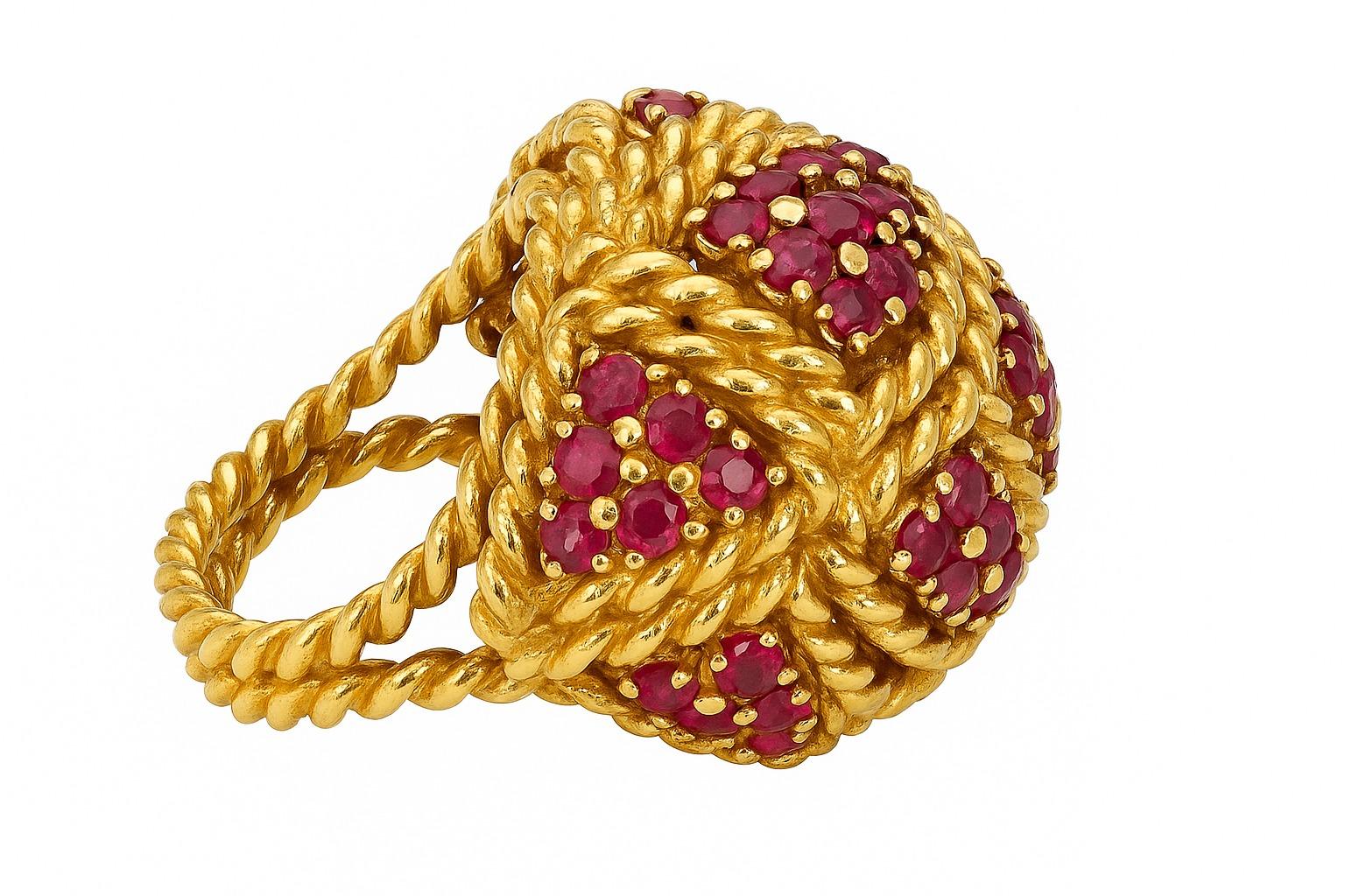 Tiffany & Co. Anillo de oro amarillo de 18 quilates con cúpula sobredimensionada de rubíes Circa 1970s Corte redondo en venta