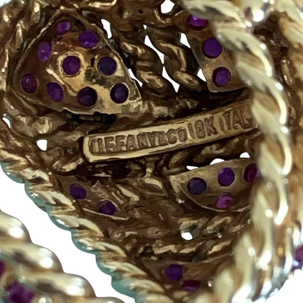 De las mujeres Tiffany & Co. Anillo de oro amarillo de 18 quilates con cúpula sobredimensionada de rubíes Circa 1970s en venta