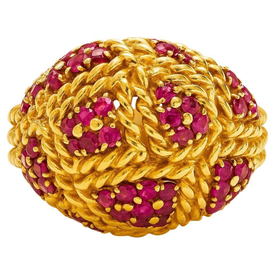 Tiffany 
Co. Anillo de oro amarillo de 18 quilates con cúpula sobredimensionada de rubíes Circa 1970s en venta