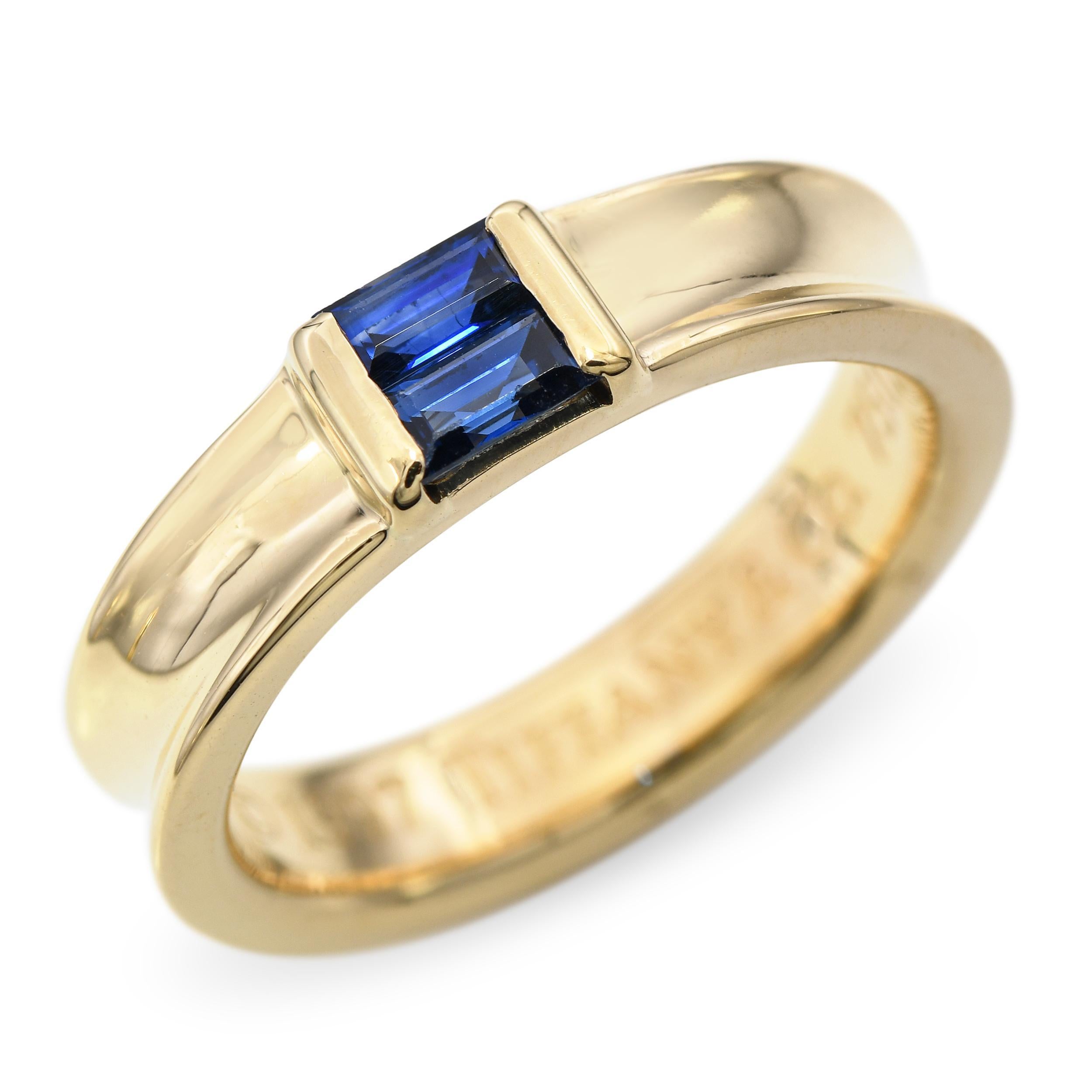 Este anillo vintage de Tiffany & Co. presenta una hilera de zafiros azules brillantes y bien combinados que suman 0,28 quilates, ofreciendo un sutil pero lujoso estallido de color. Los zafiros están engastados en canal para conseguir un perfil suave