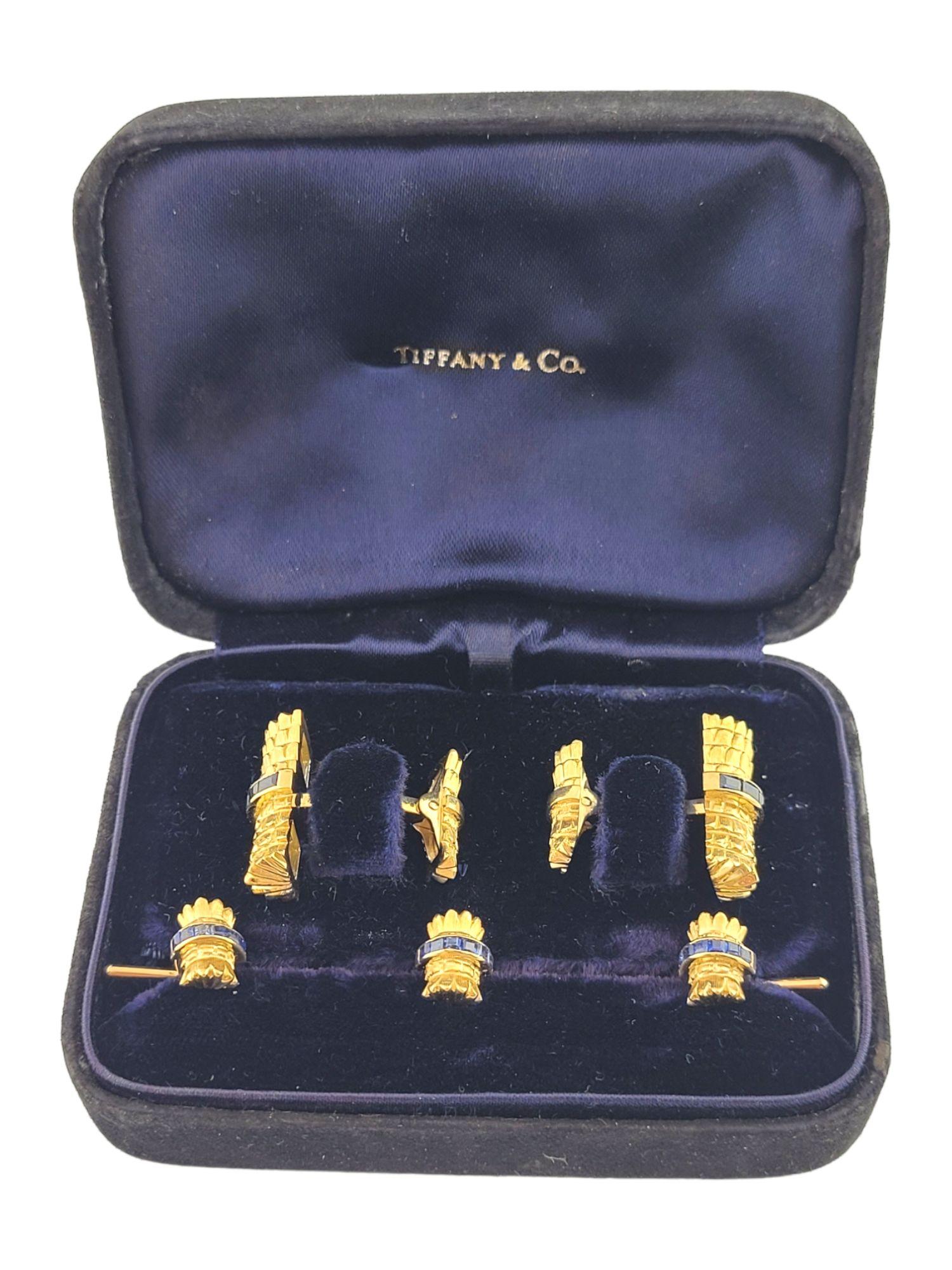 Taille carrée Tiffany & Co. Ensemble boutons de manchette et clous en or jaune 18 carats et saphirs #14812