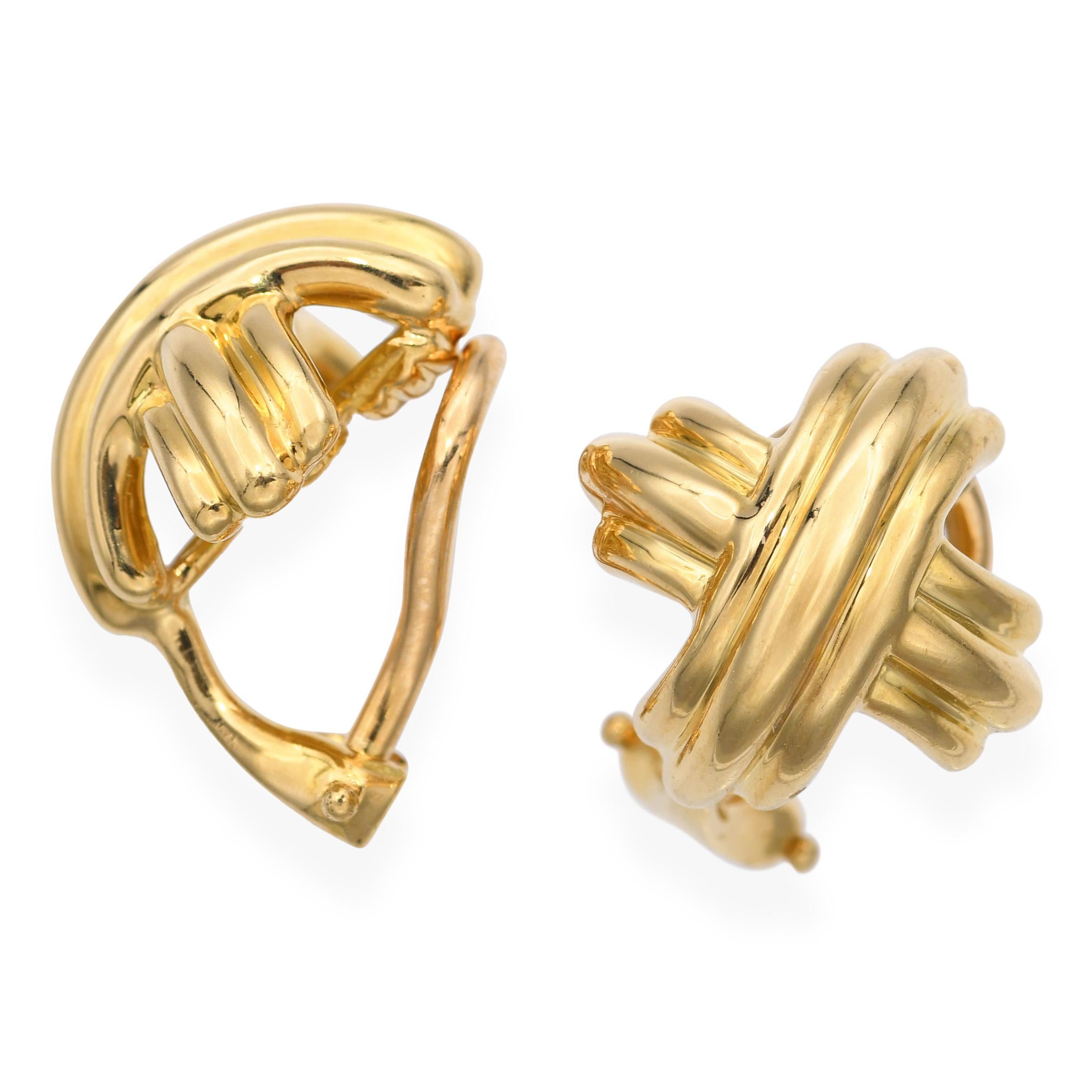 Questi intramontabili orecchini di Tiffany & Co. sono realizzati in lussuoso oro giallo 18 carati e presentano un classico design a clip, perfetto per le orecchie forate e non. Con la loro forma scultorea e la raffinatezza tipica di Tiffany, offrono