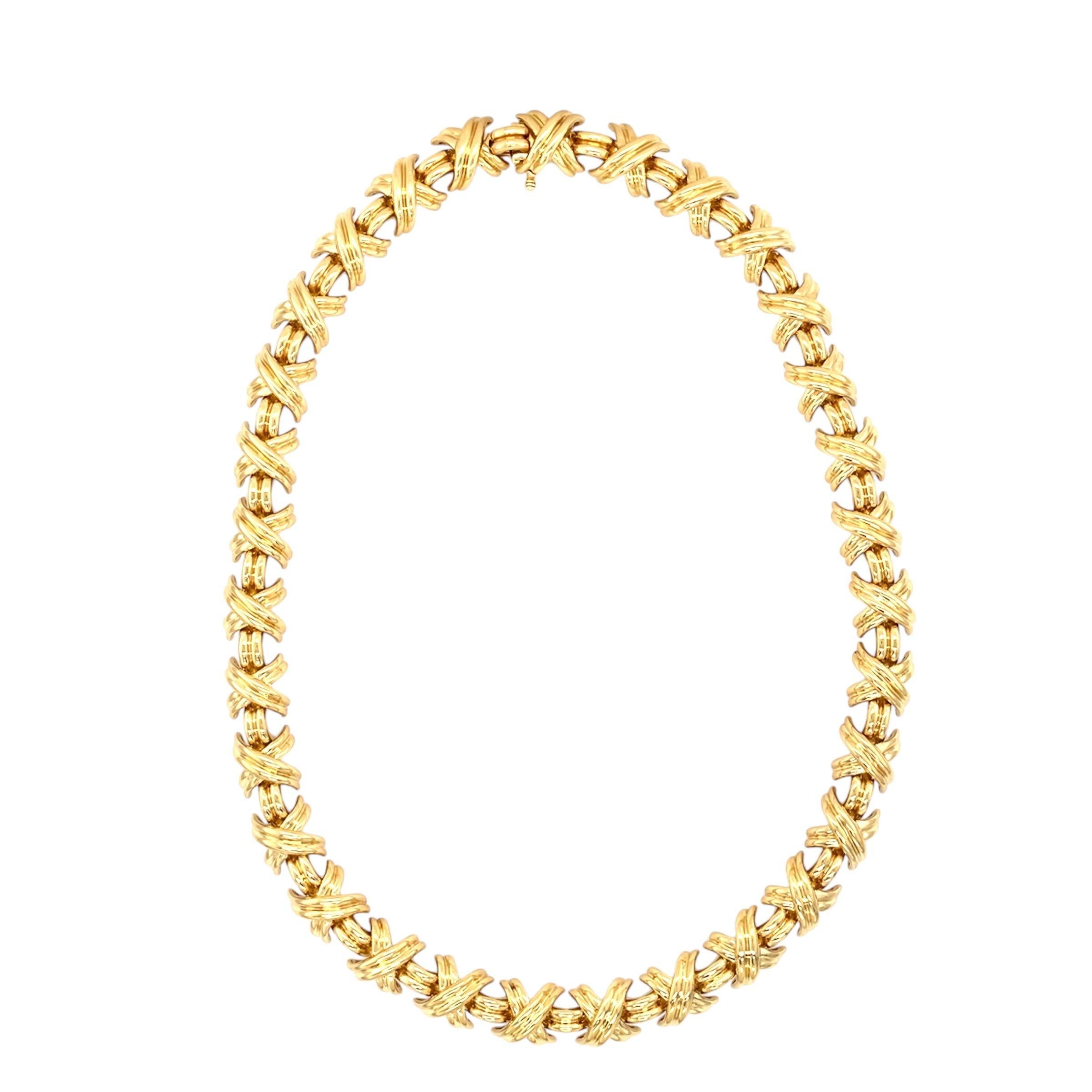 Diese klassische Halskette von Tiffany & Co. ist Teil der Signature X Collection'S. Diese Halskette aus hochglanzpolierten X-Gliedern eignet sich sowohl für formelle Anlässe als auch für einen legeren Abend. 

Abmessungen: 16 Zoll lang und 10,00 mm