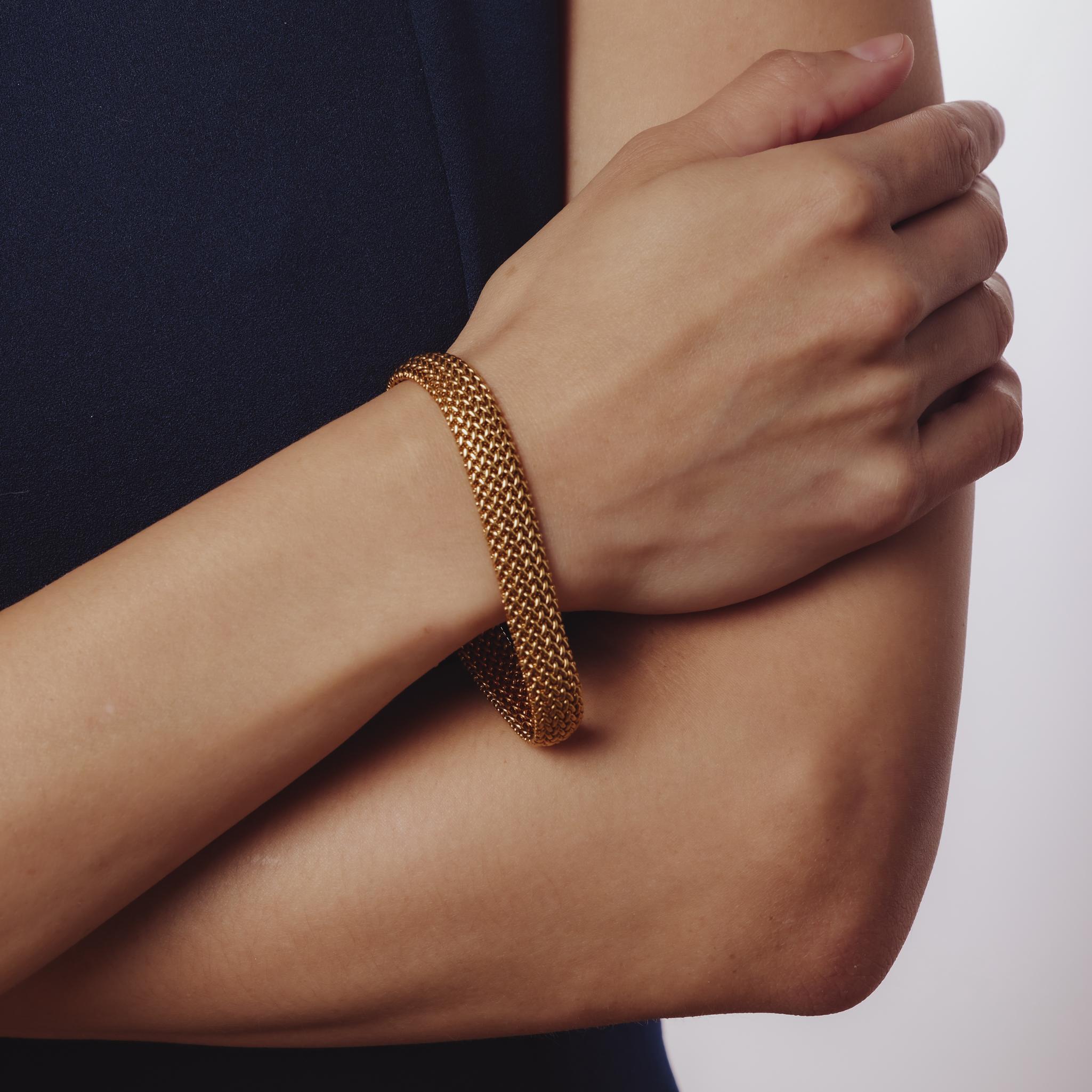 Ce bracelet vintage Tiffany & By des années 1990 rayonne d'une sophistication intemporelle. Il est délicatement réalisé en or jaune 18 carats lumineux pour un look de luxe raffiné et durable.