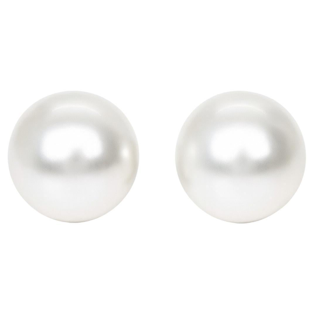 Tiffany & Co. 18K Yellow Gold South Sea Pearl Clip-On Earrings

An exquisite and rare pair of Tiffany & Co. earrings, featuring two magnificent South Sea cultured pearls of exceptional luster and size, set in rich 18K yellow gold. A true statement