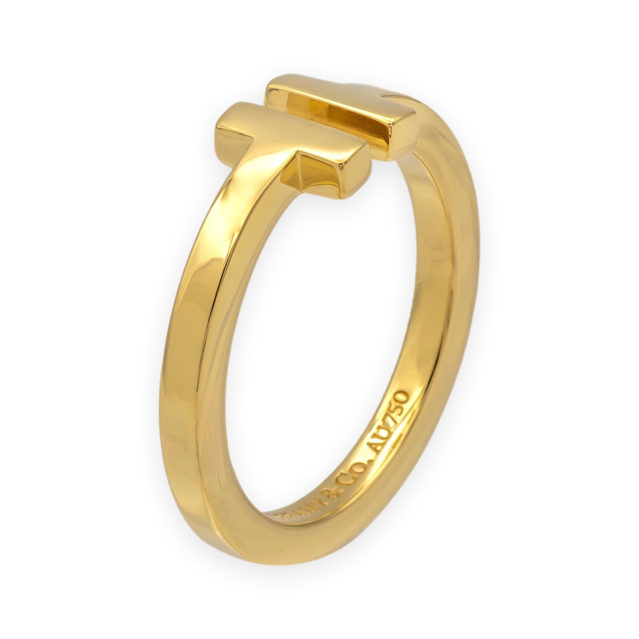 Cette bague d'occasion Iconic Tiffany T Wire en or jaune massif 18K avec un motif ouvert en forme de 