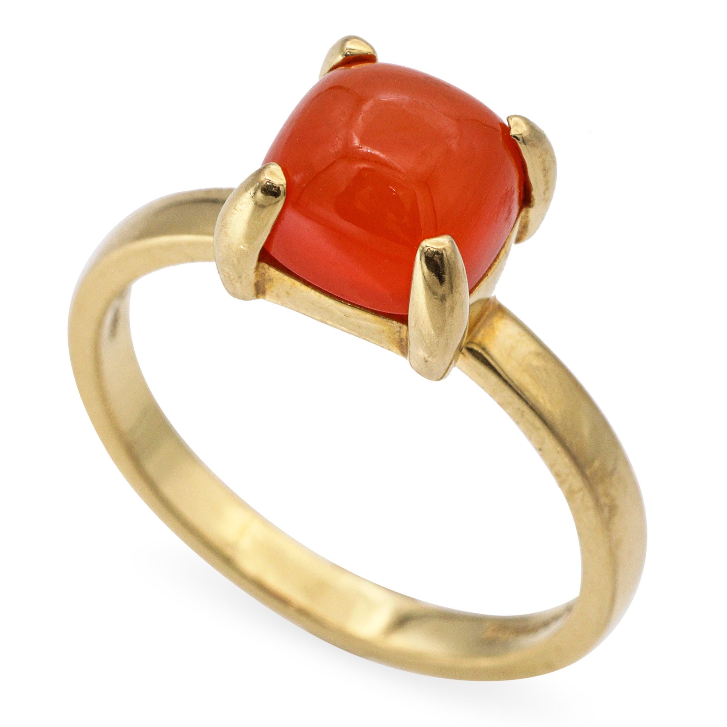 Cette bague de la collection emblématique Sugar Stack de Tiffany & Co. présente un cabochon de cornaline lisse serti dans de l'or jaune 18 carats. Son design audacieux et moderniste associe l'élégance géométrique à des couleurs vives, créant ainsi