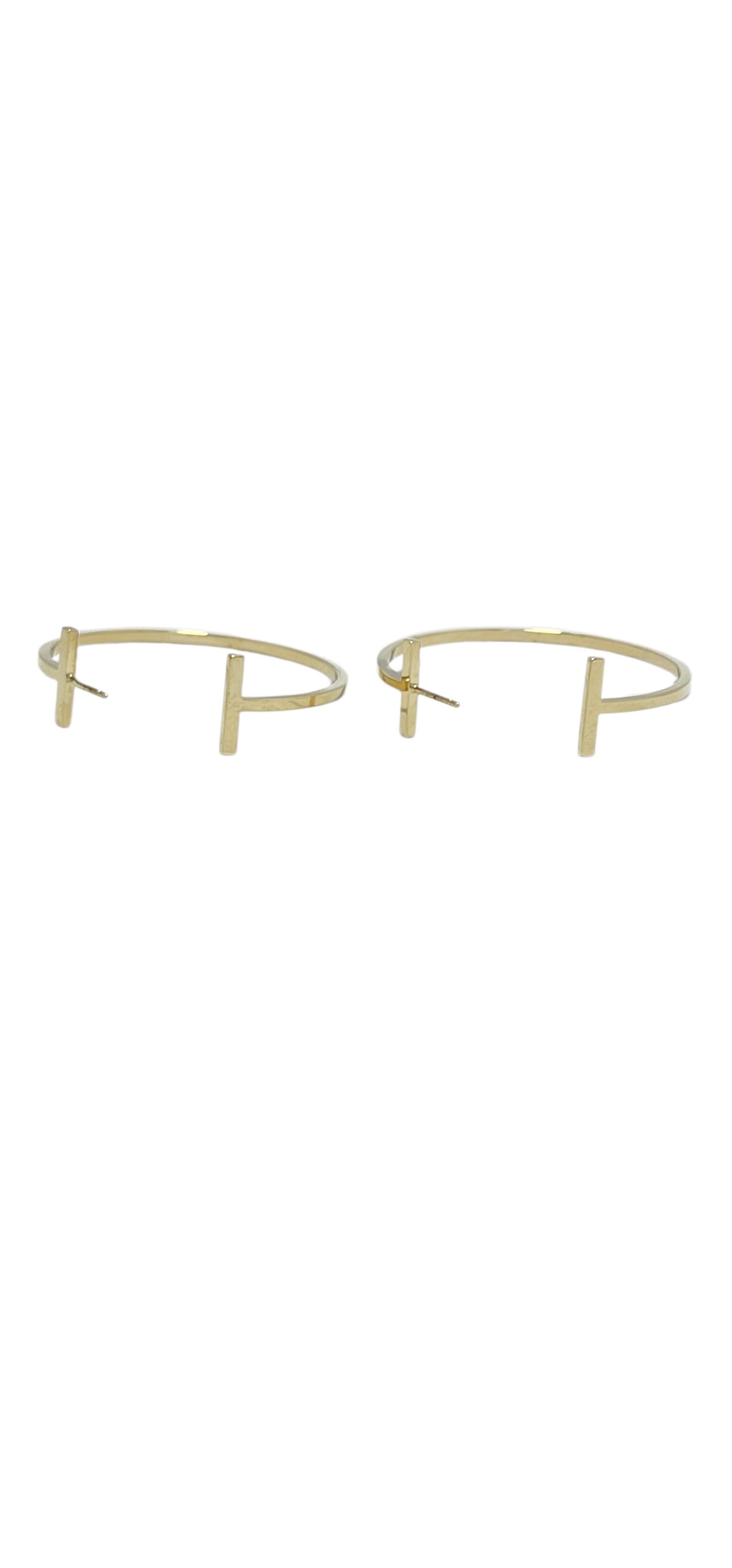 Tiffany & Co. 18K Yellow Gold T Large Wire Hoop Earrings #24127 Contemporáneo en venta
