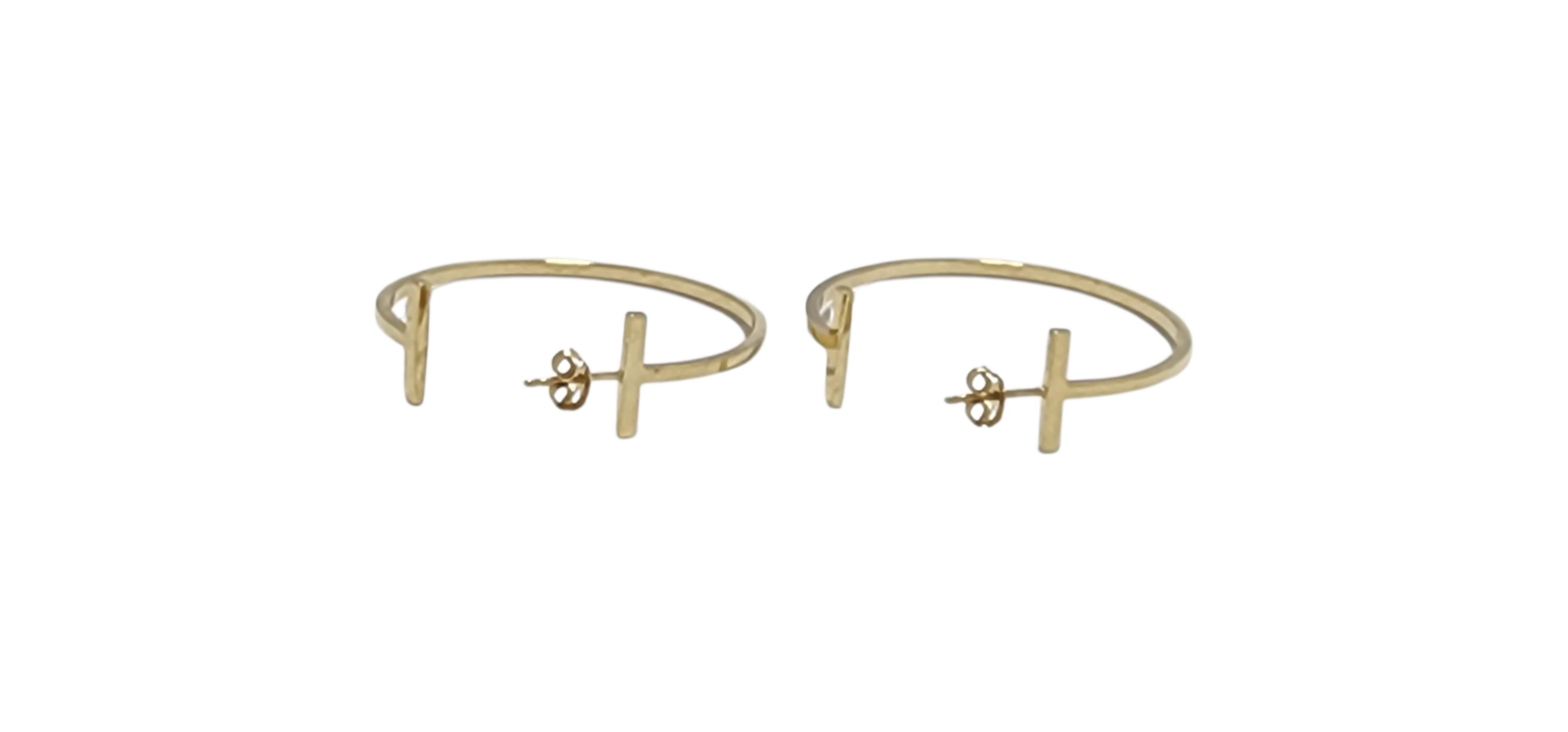 Tiffany & Co. 18K Yellow Gold T Large Wire Hoop Earrings #24127 en Bueno estado para la venta en Washington Depot, CT