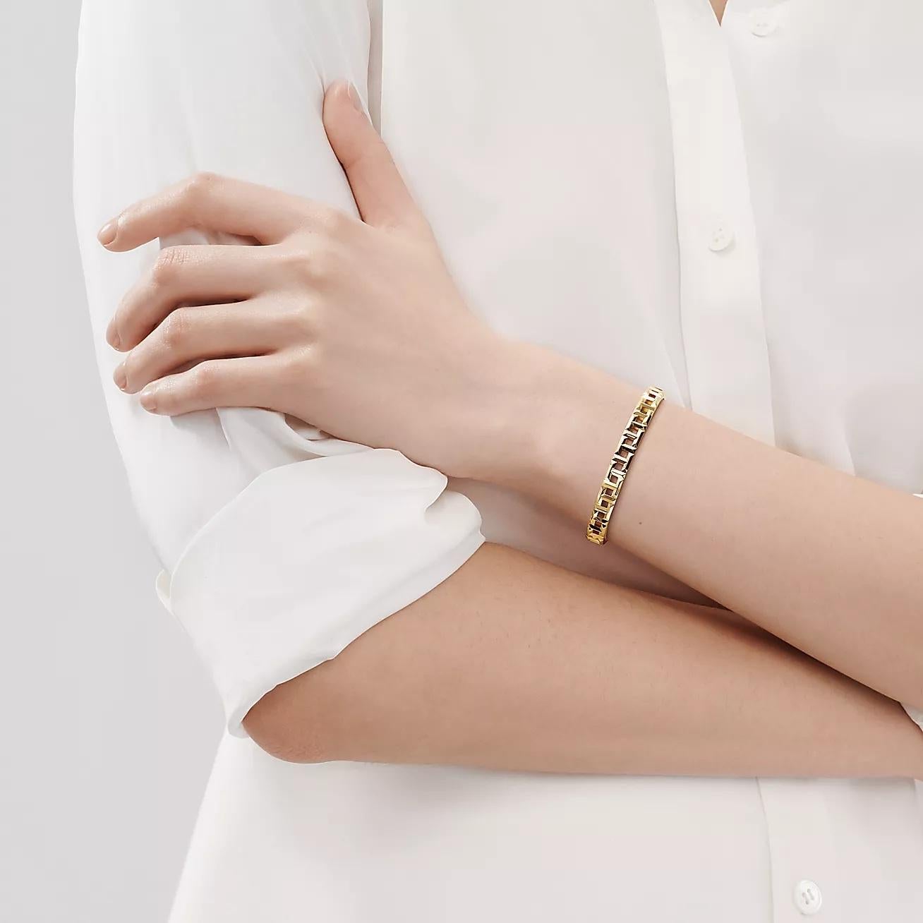 TIFFANY & Co. Bracelet à charnière étroite en or jaune 18K T Trueing en vente 2