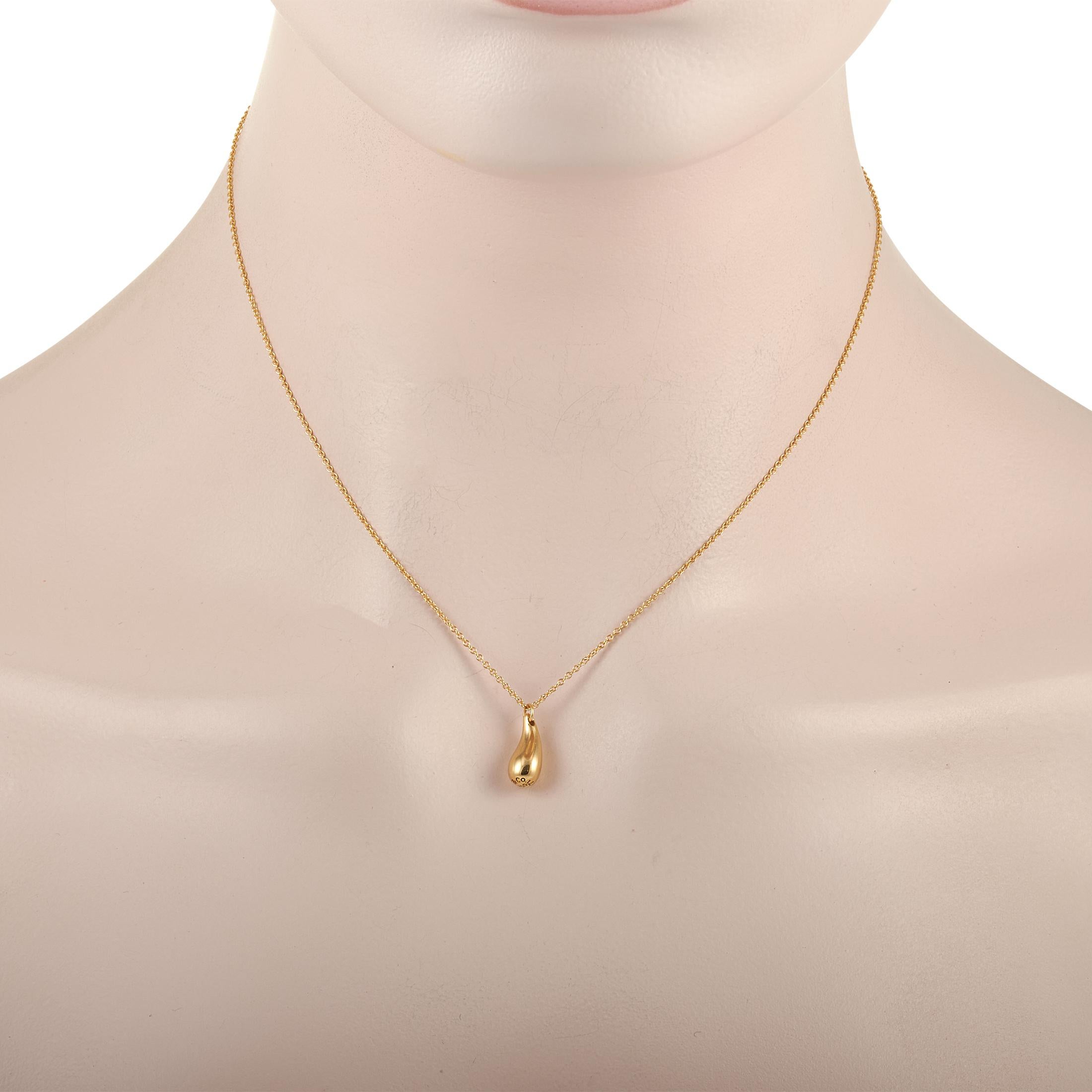The Tiffany & Co. Elsa Peretti 18K Yellow Gold Teardrop Pendant displays a minimalist yet artsy vibe. The 15-inch lightweight cable chain in 18K yellow gold holds a solid 18K yellow gold pendant in the shape of a dewdrop or teardrop. The pendant