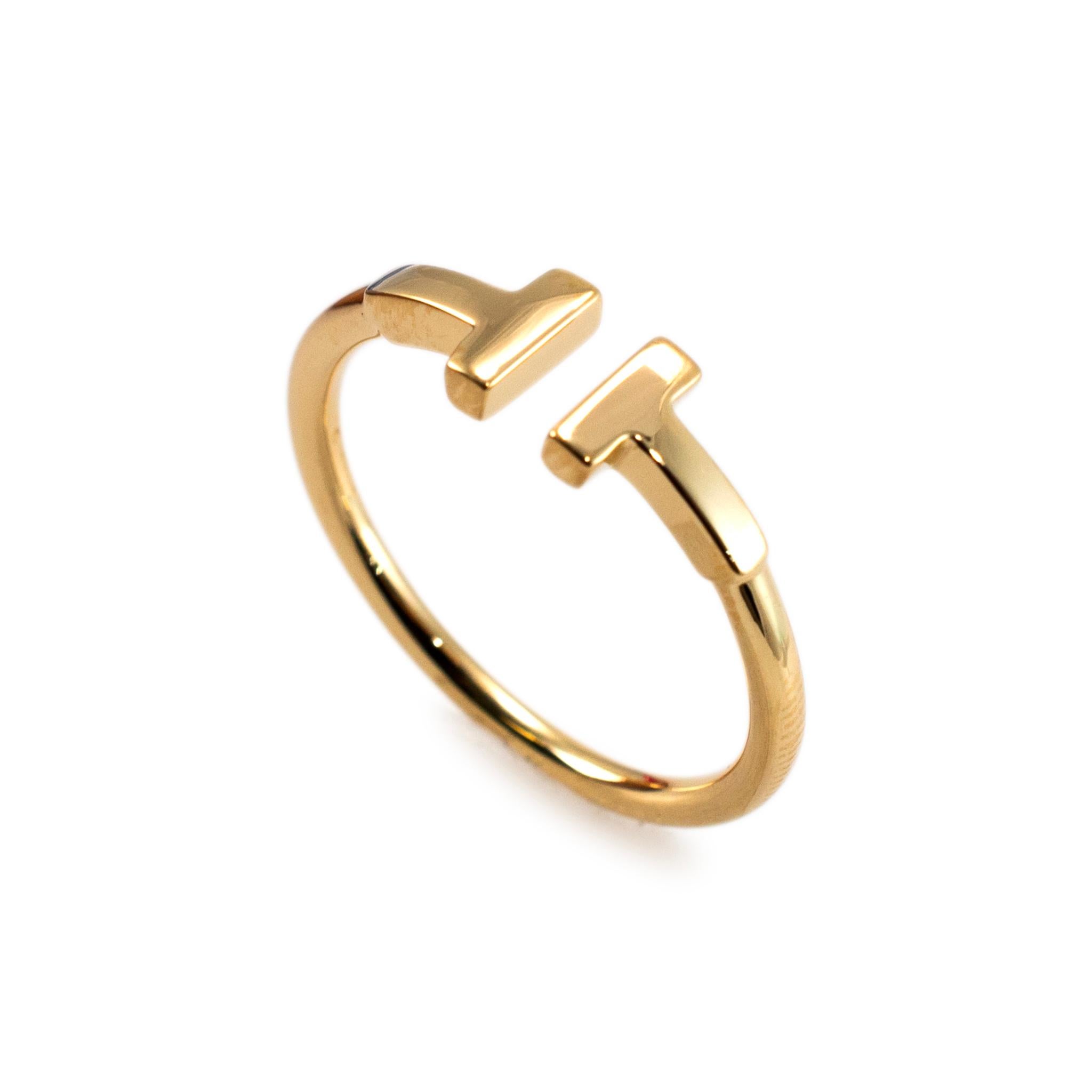 Marke: Tiffany & Co.

Geschlecht: Damen 

Metall Typ: 18K Gelbgold

Ringgröße: 8

Breite: 5,80 mm, verjüngt auf 1,65 mm

Gewicht: 3.17 Gramm

Damenband aus 18 Karat Gelbgold mit halbrundem Schenkel. Das Metall wurde getestet und es wurde