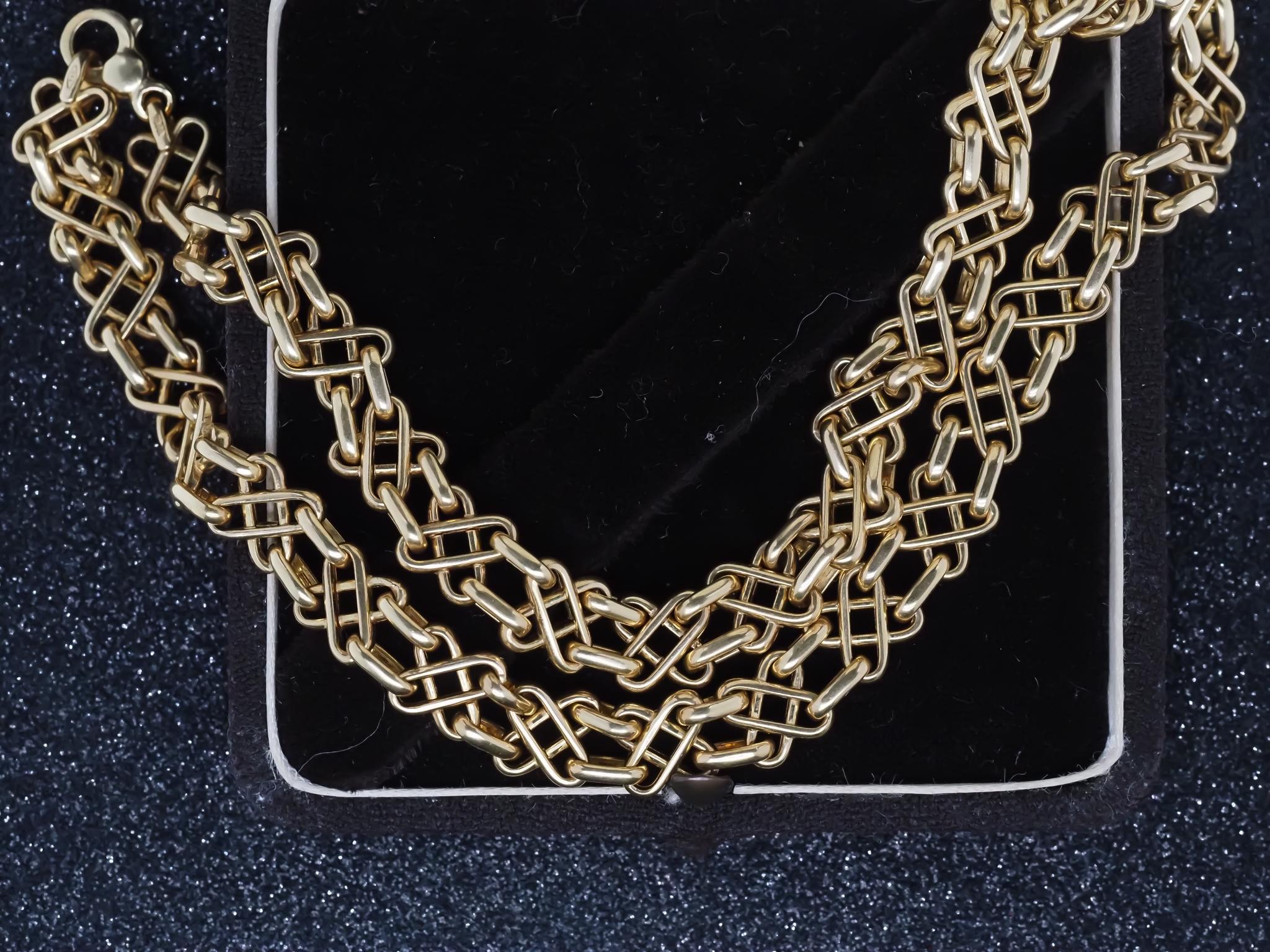 Année : 1980

Détails de l'article :

Fabricant : Tiffany & Co. (Estampillé AT&T.)

Type de métal : Or jaune 18K [poinçonné et testé].
Poids : 59.1 grammes

Mesures : 17,5 pouces
Condit : Excellent