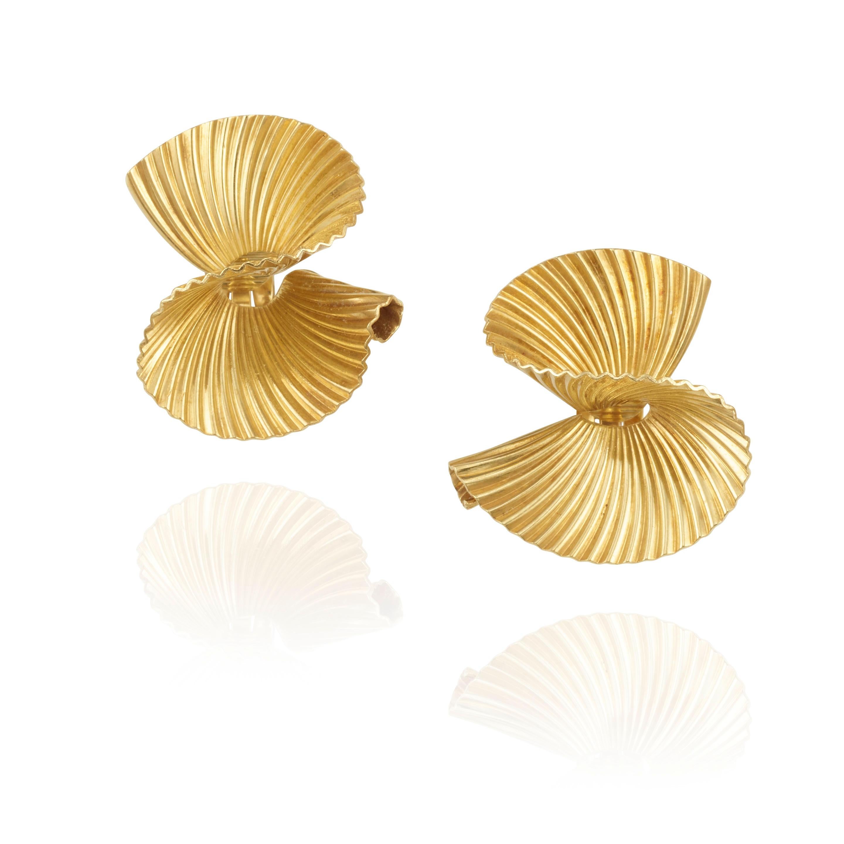 Tiffany & Co. 18k Yellow Gold Vintage Ruffle Ear Clips 1960s In Good Condition For Sale In Sherman Oaks, CA