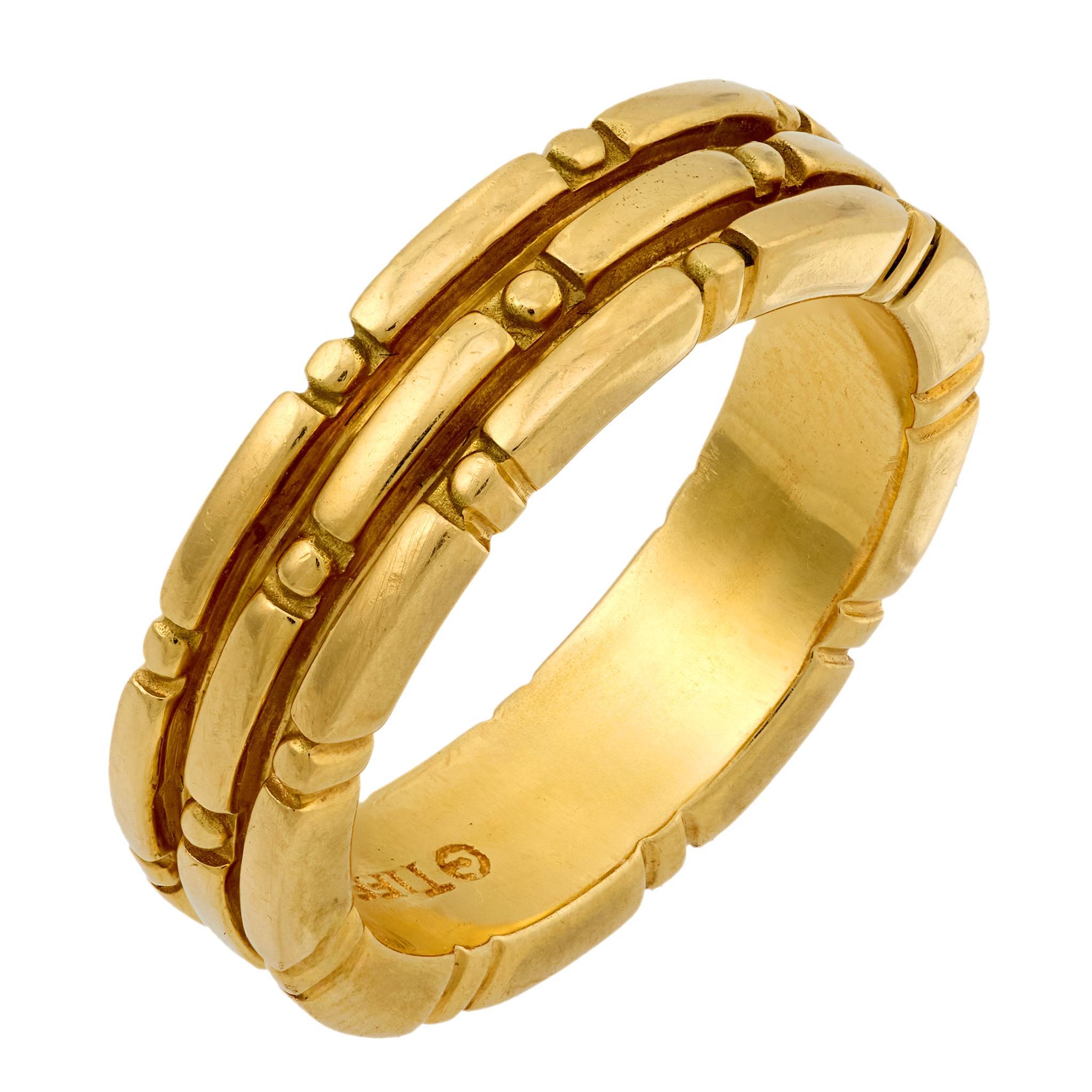 Este anillo vintage de Tiffany & Co. está fabricado en lujoso oro amarillo de 18 quilates, con un diseño atemporal y detalles icónicos de la firma para una sofisticación cotidiana.