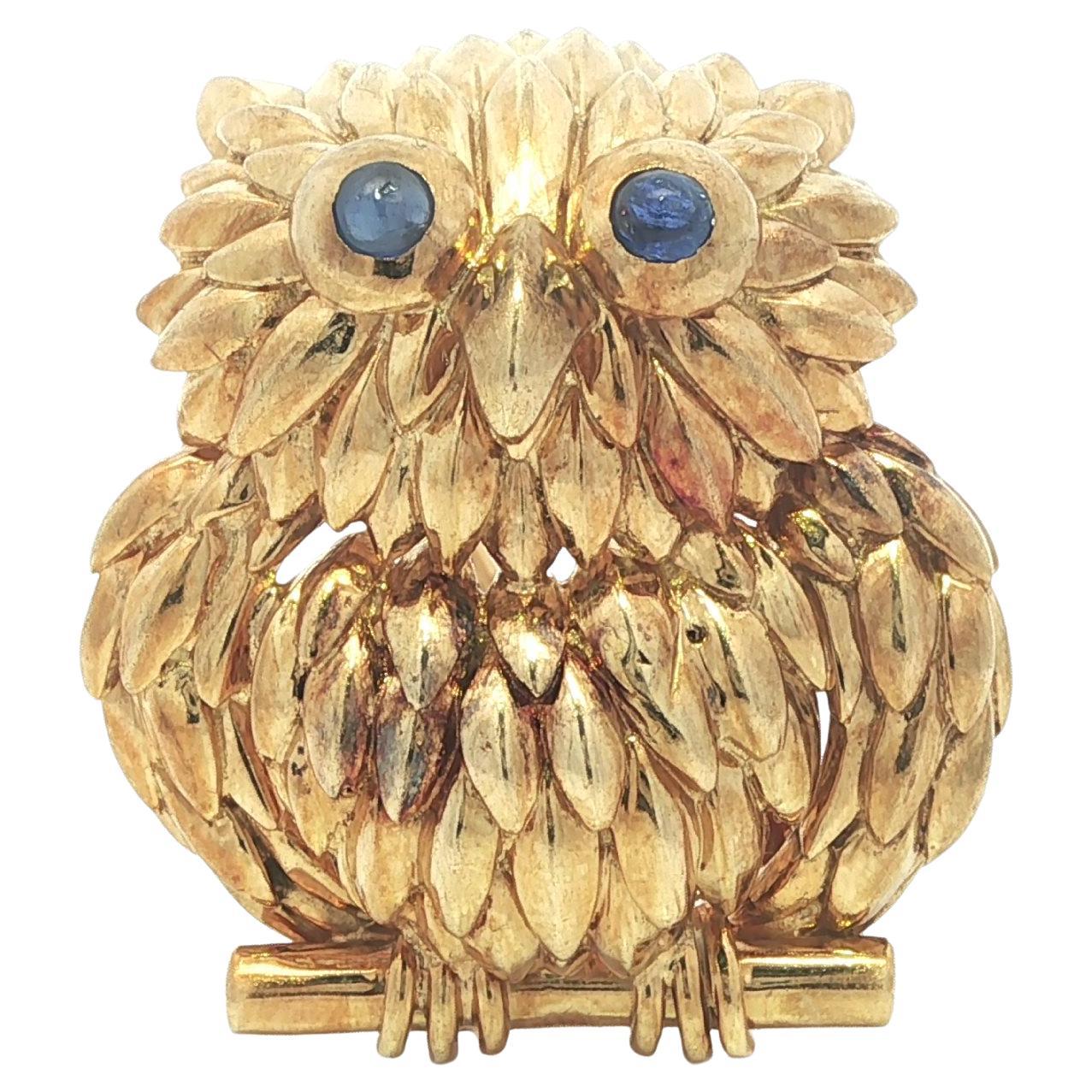 Tiffany 
Co. Spilla a forma di gufo in oro giallo 18k con castone e occhi di zaffiro in vendita