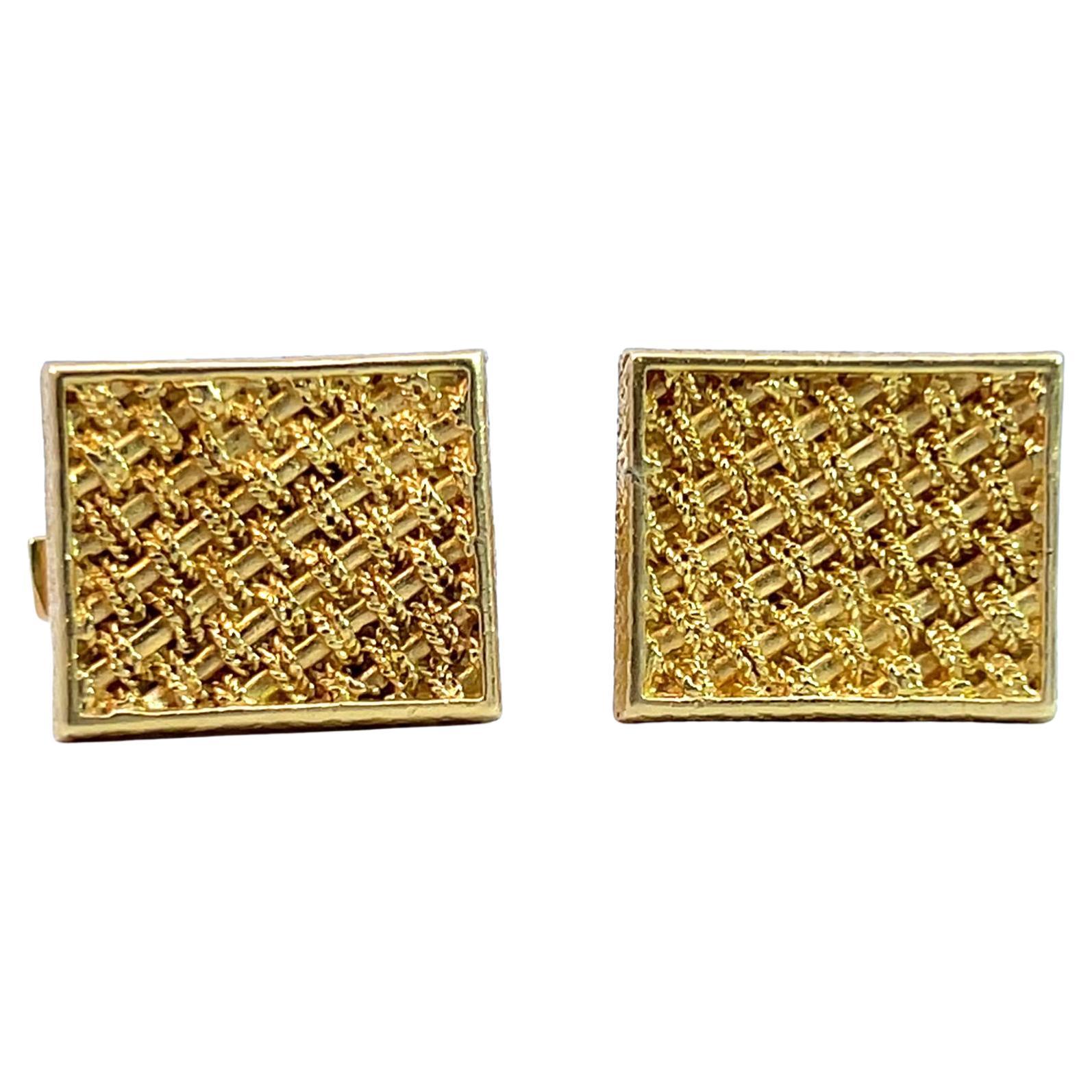Los gemelos vintage Tiffany & Co., fabricados en oro amarillo de 18 quilates con un diseño entretejido, son un complemento atemporal para cualquier vestuario formal. Con un peso de 25,3 gramos y unas medidas de 11/16 x 9/16 pulgadas, equilibran lujo